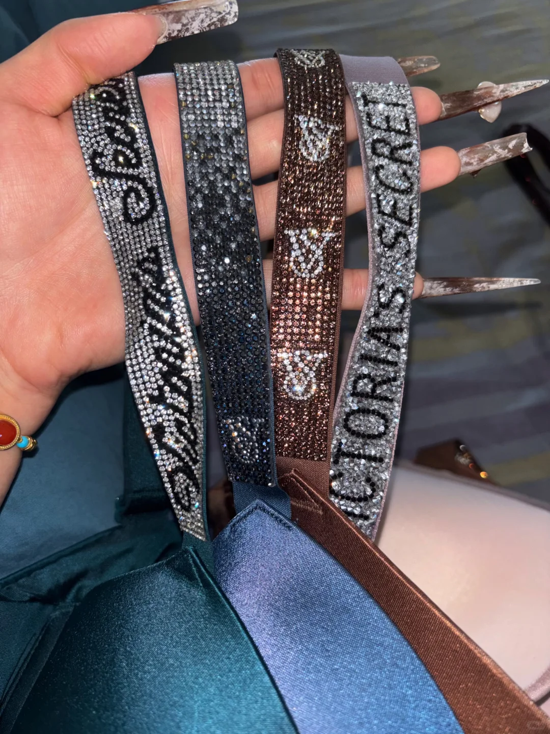 陆陆续续入的🎀维密闪钻肩带内衣👙