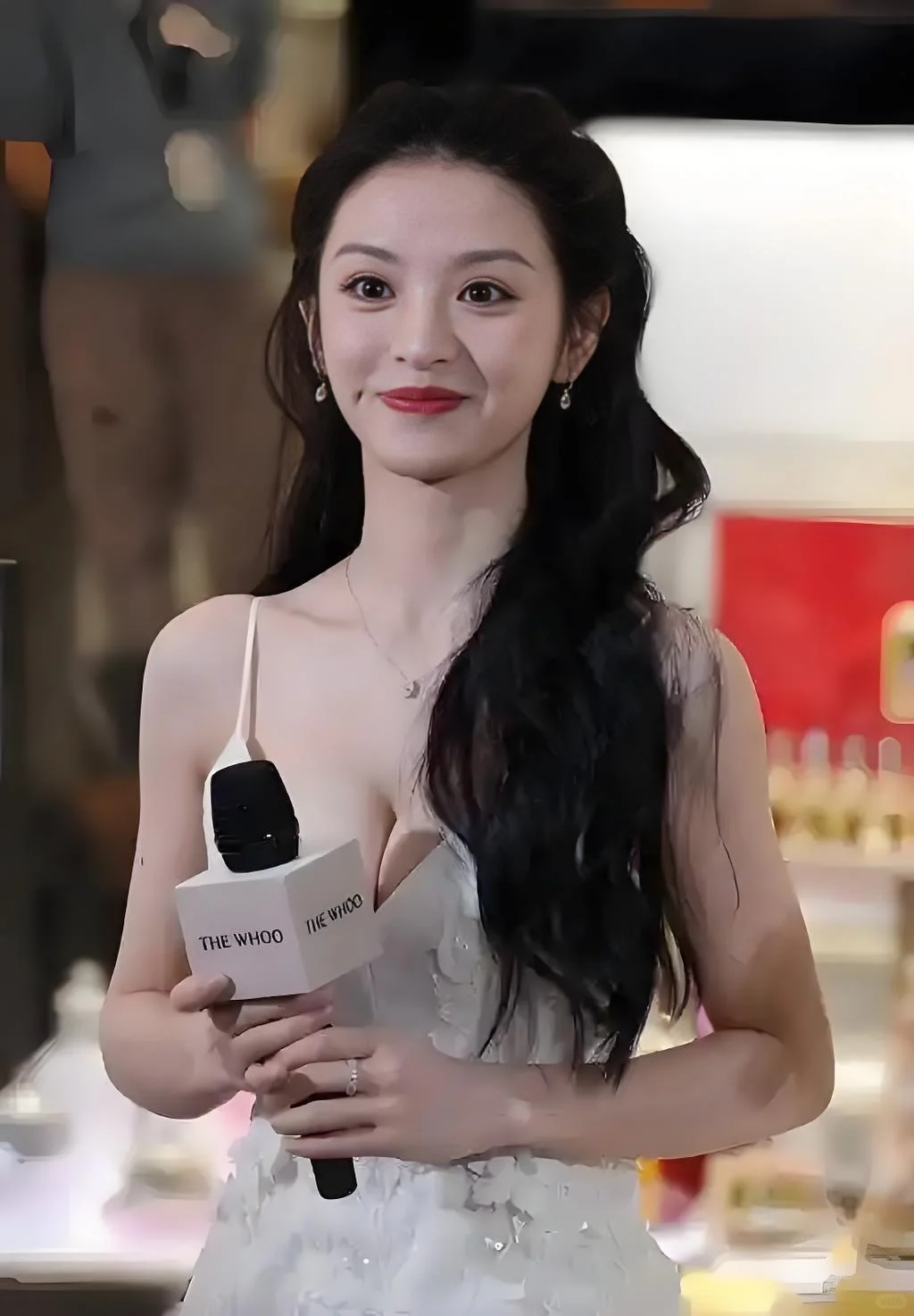 有人线下见过她吗？老天给她关了哪扇门？