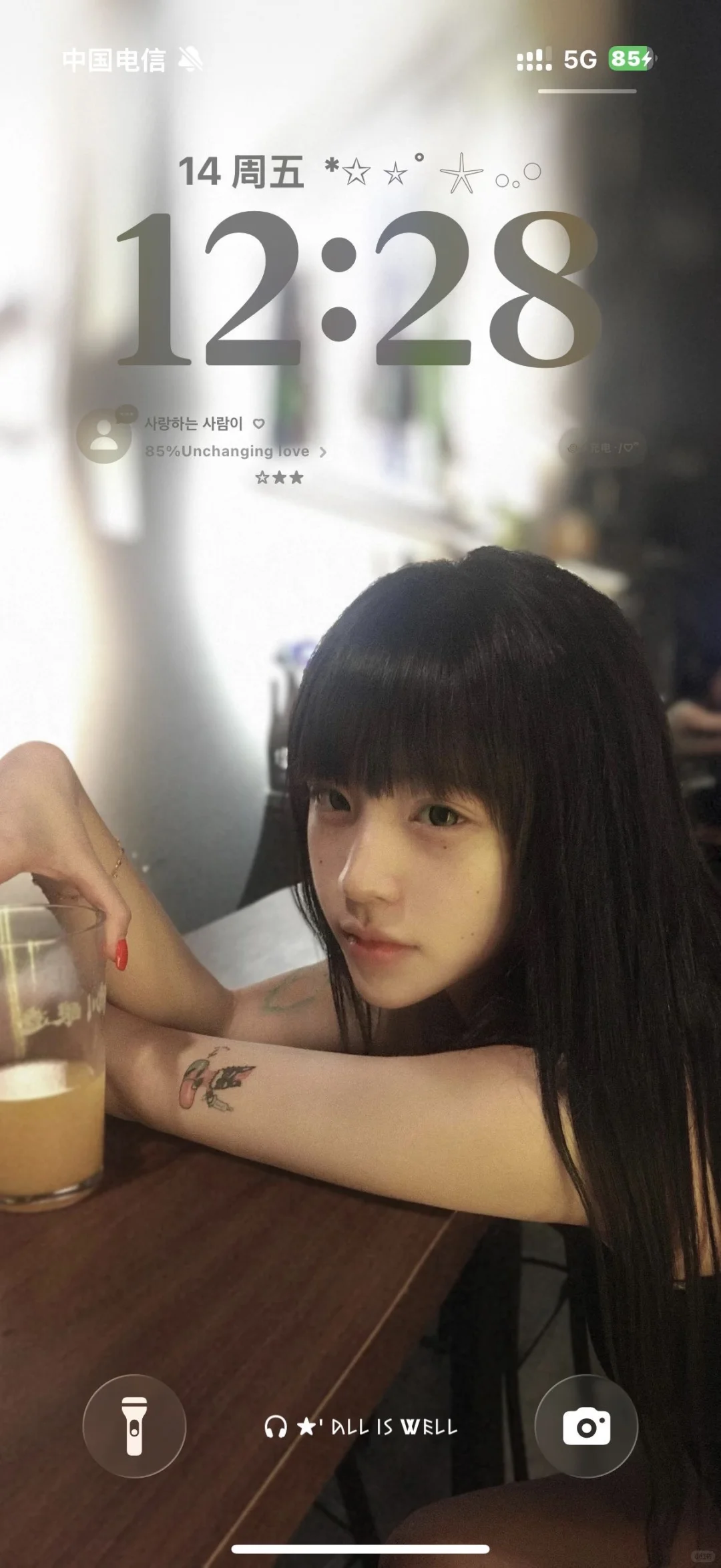 这个壁纸真的好喜欢啊！！！