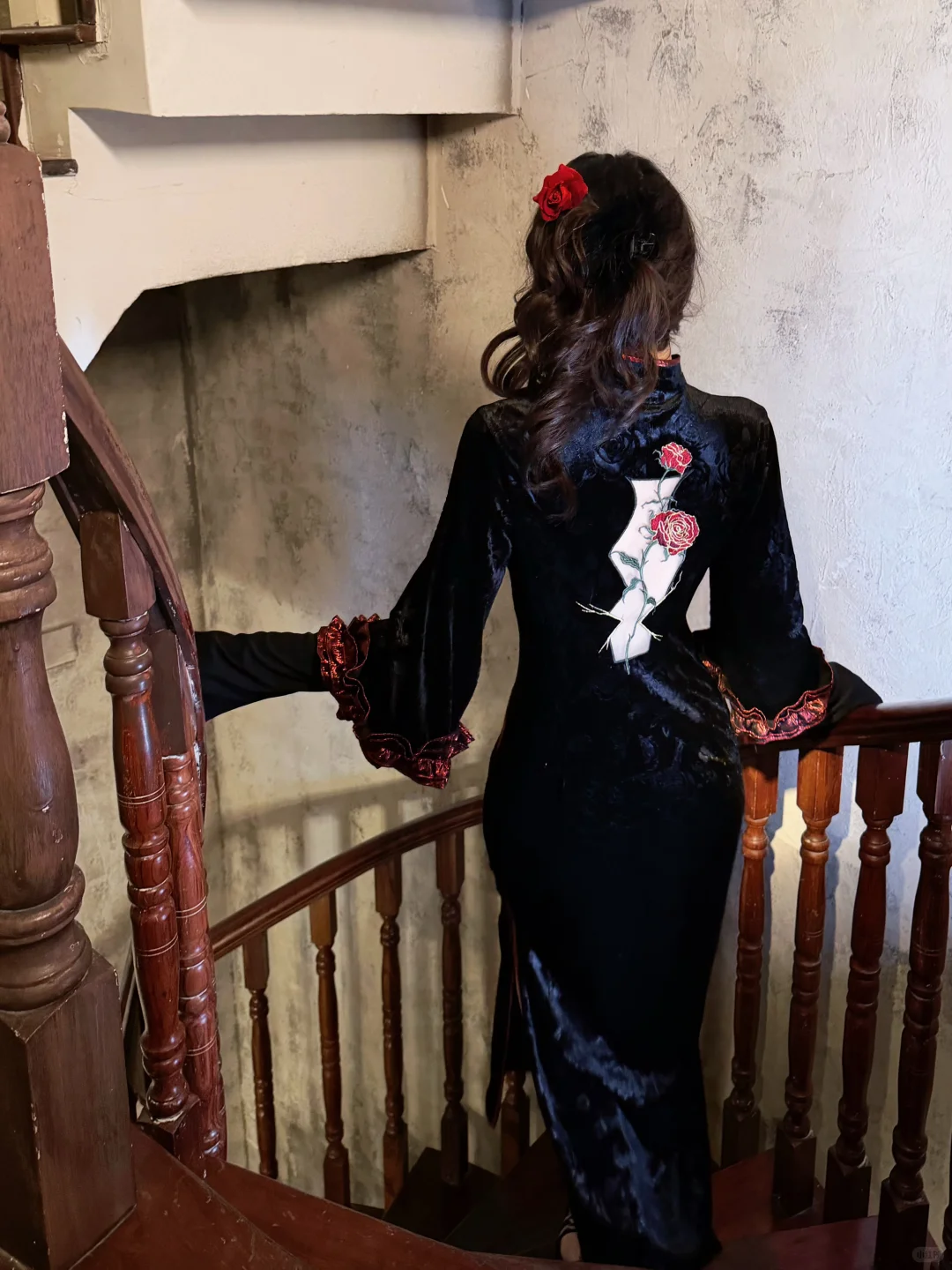 我将玫瑰藏于身后，破碎但盛开🥀