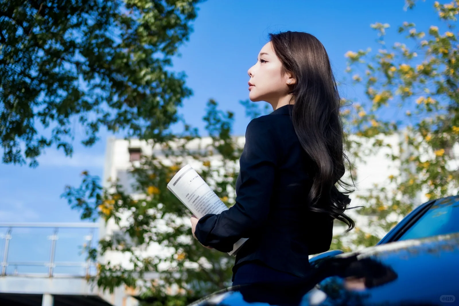 会开车还会修车，让她做你的秘书你愿意吗