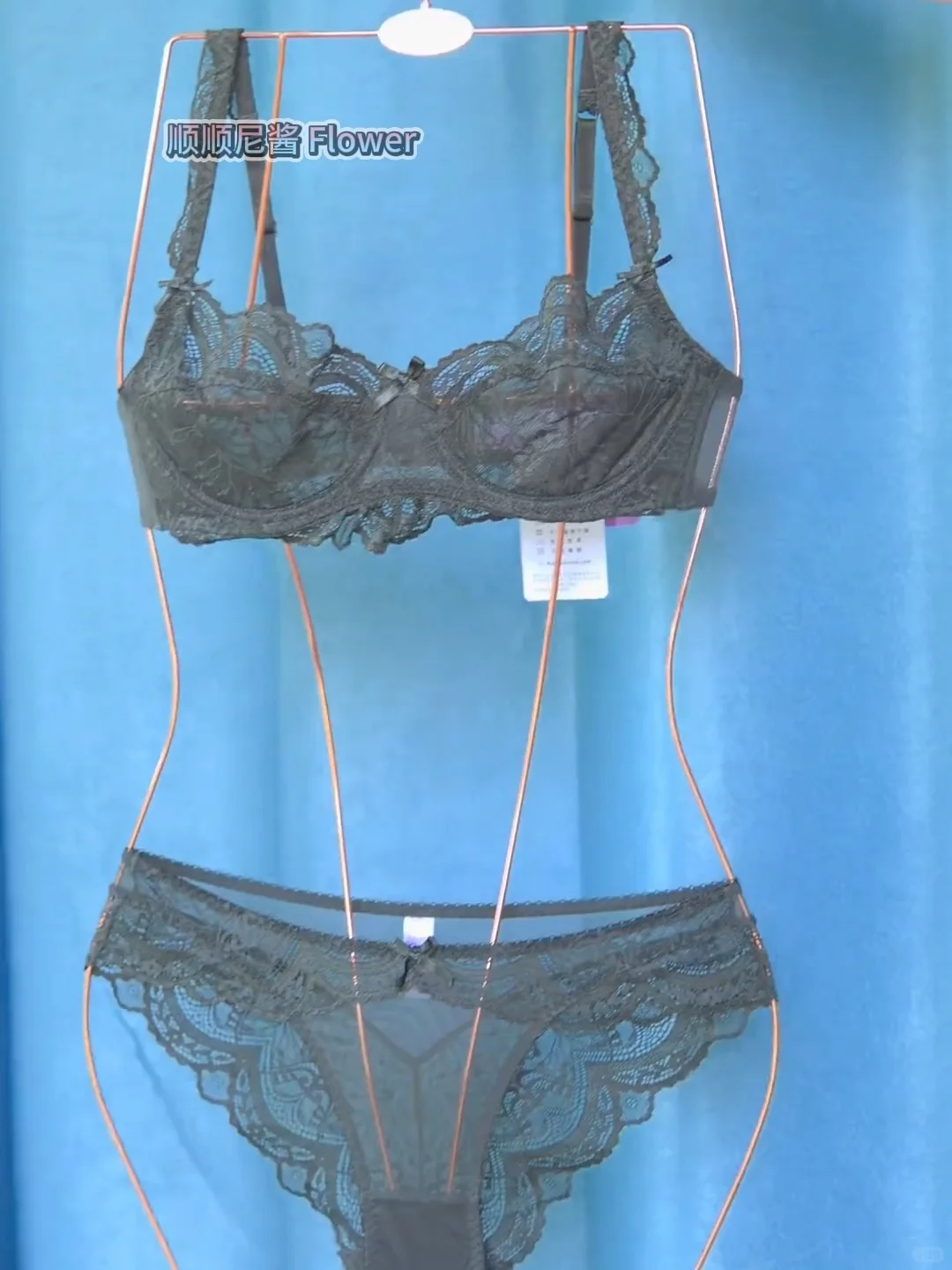 这样的蕾丝内衣套装真的很迷人🖤