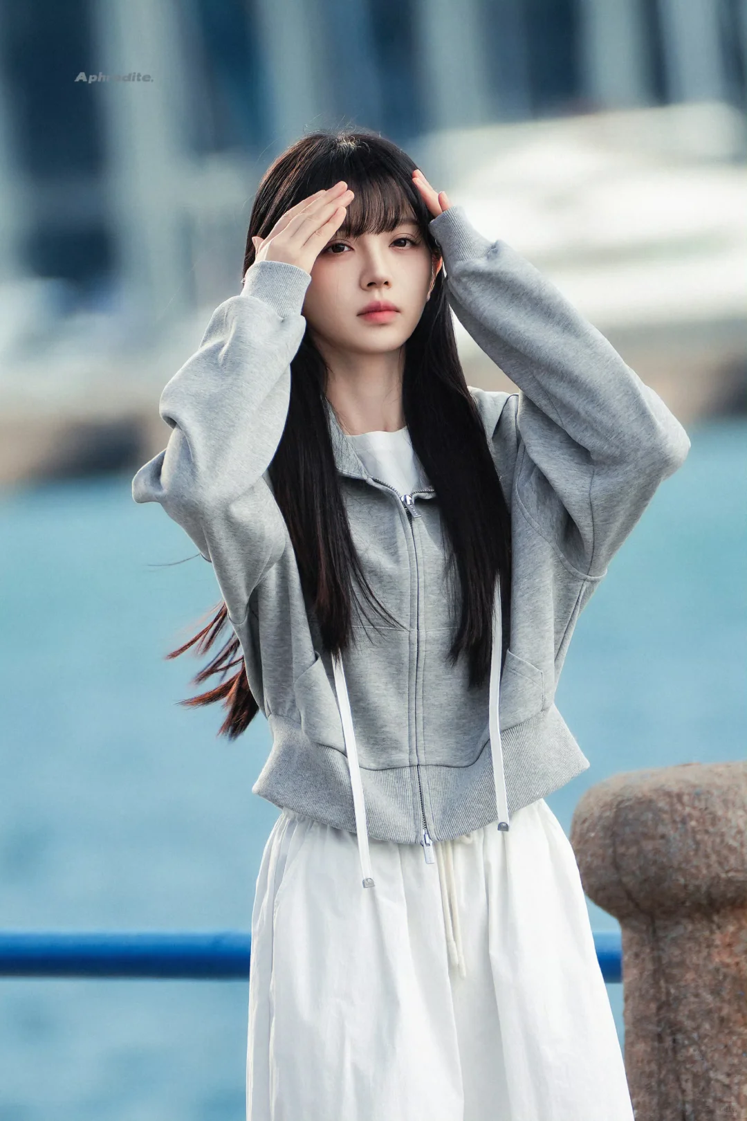 田曦薇新戏海边两套穿搭～林知夏侧脸杀😍