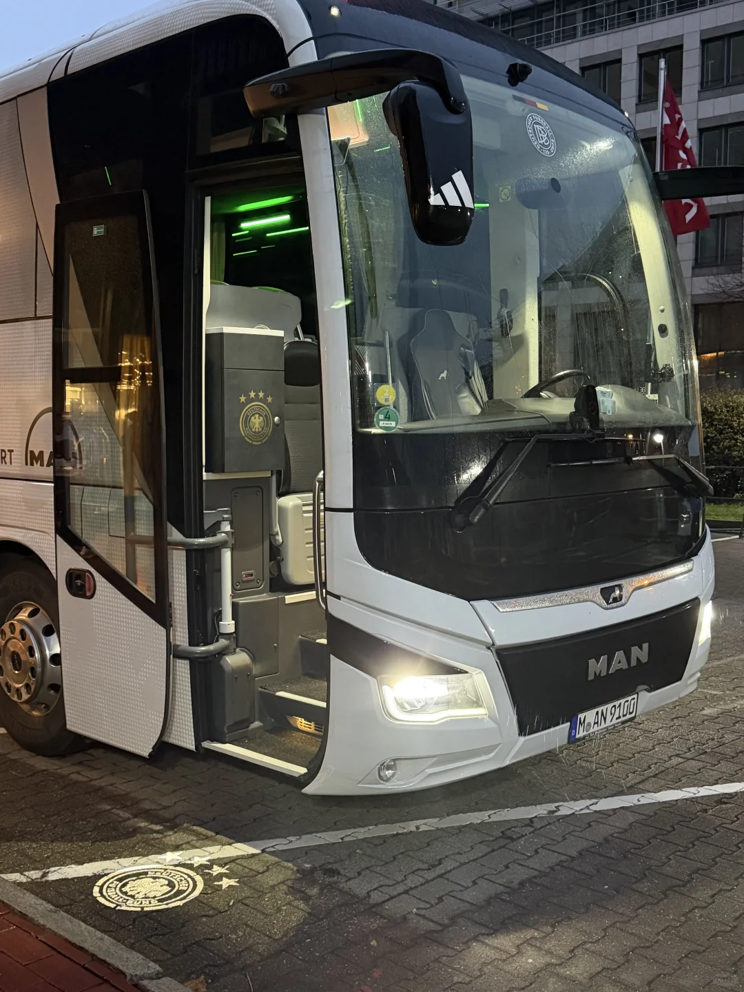 德国队的大巴车还有迎宾灯💡