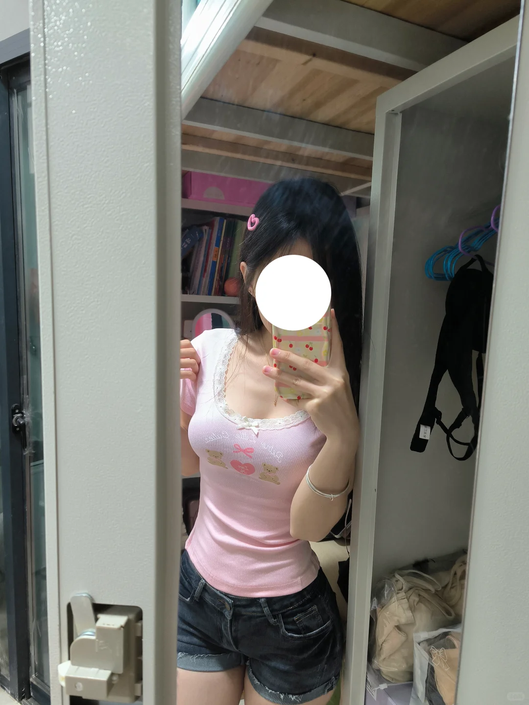 粉色修身上衣真的好显嫩啊！！！