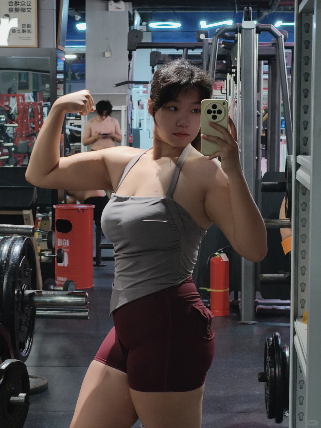 健身女的肌肉是练出来的、成为一个有力量的