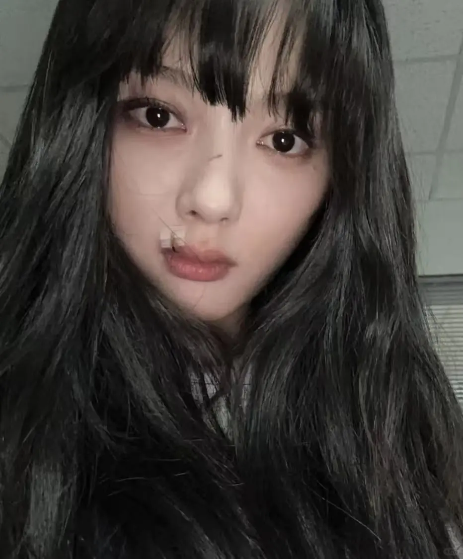 这么多年没变的是眉眼吧？