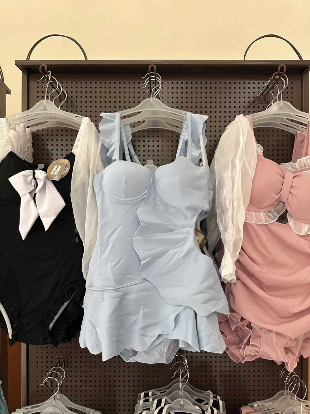 谁家有中间这个款的泳衣卖