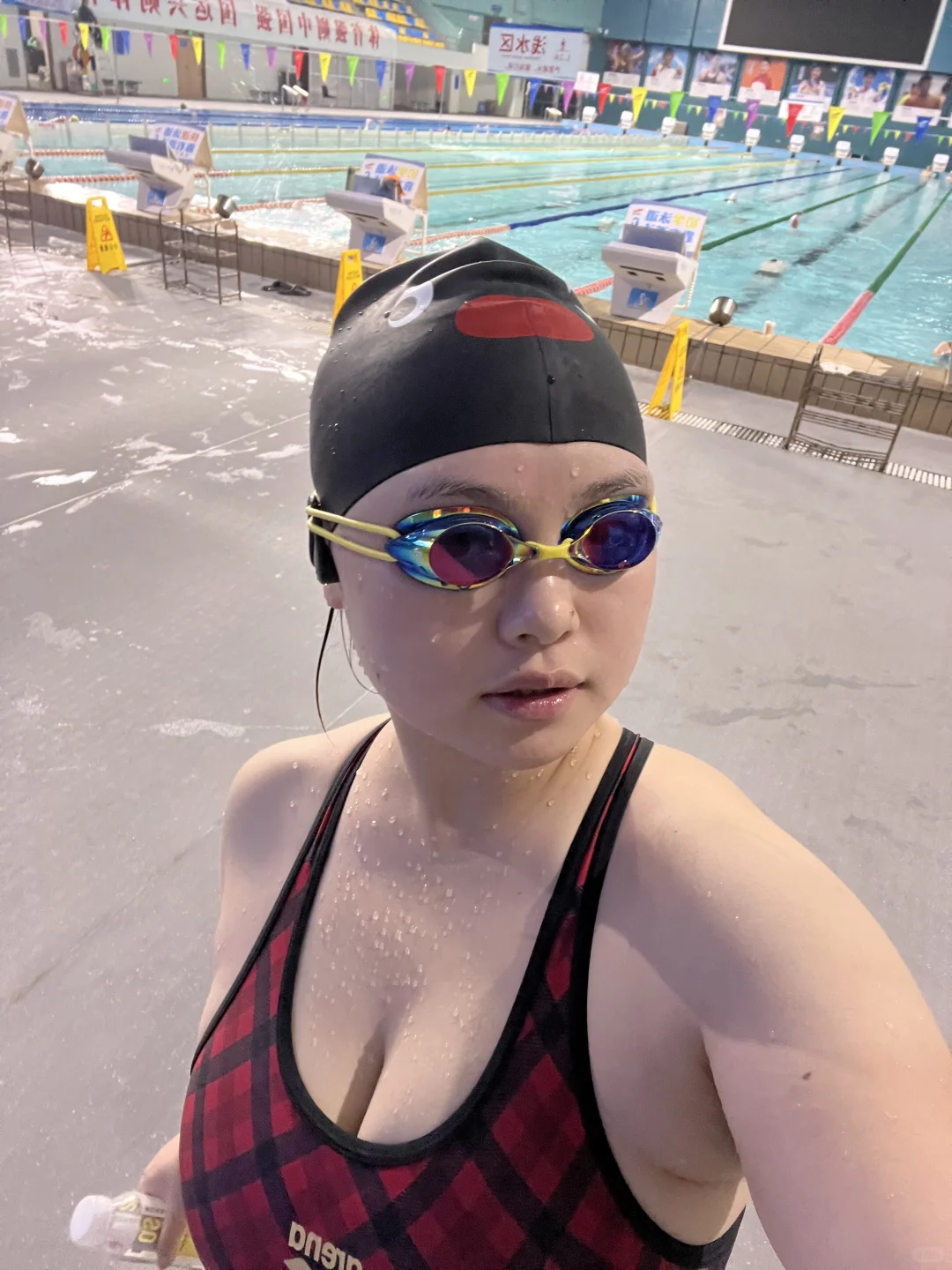 忙了一天还要去游泳的女人