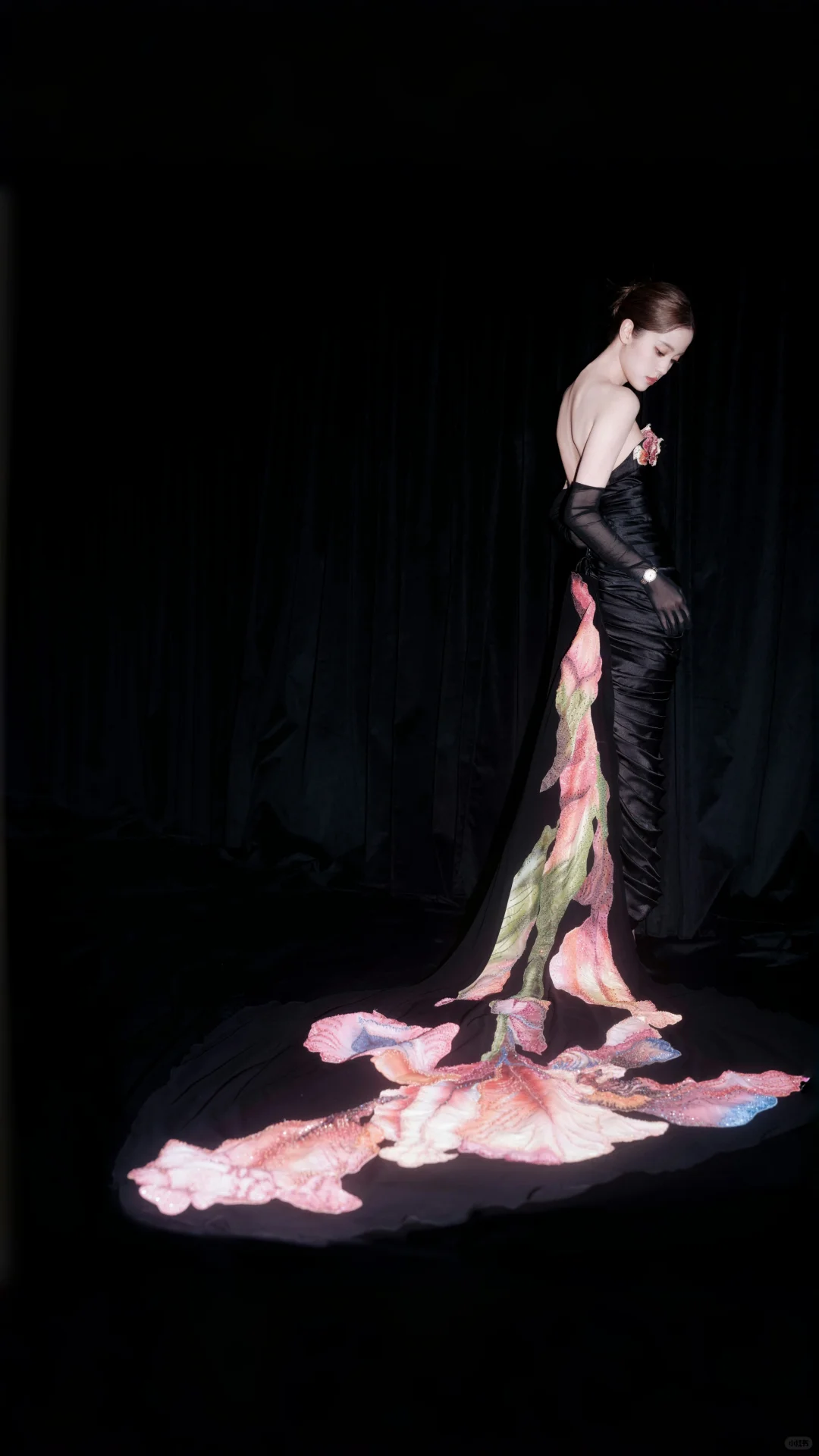 欧阳娜娜妩媚迷人高定系列