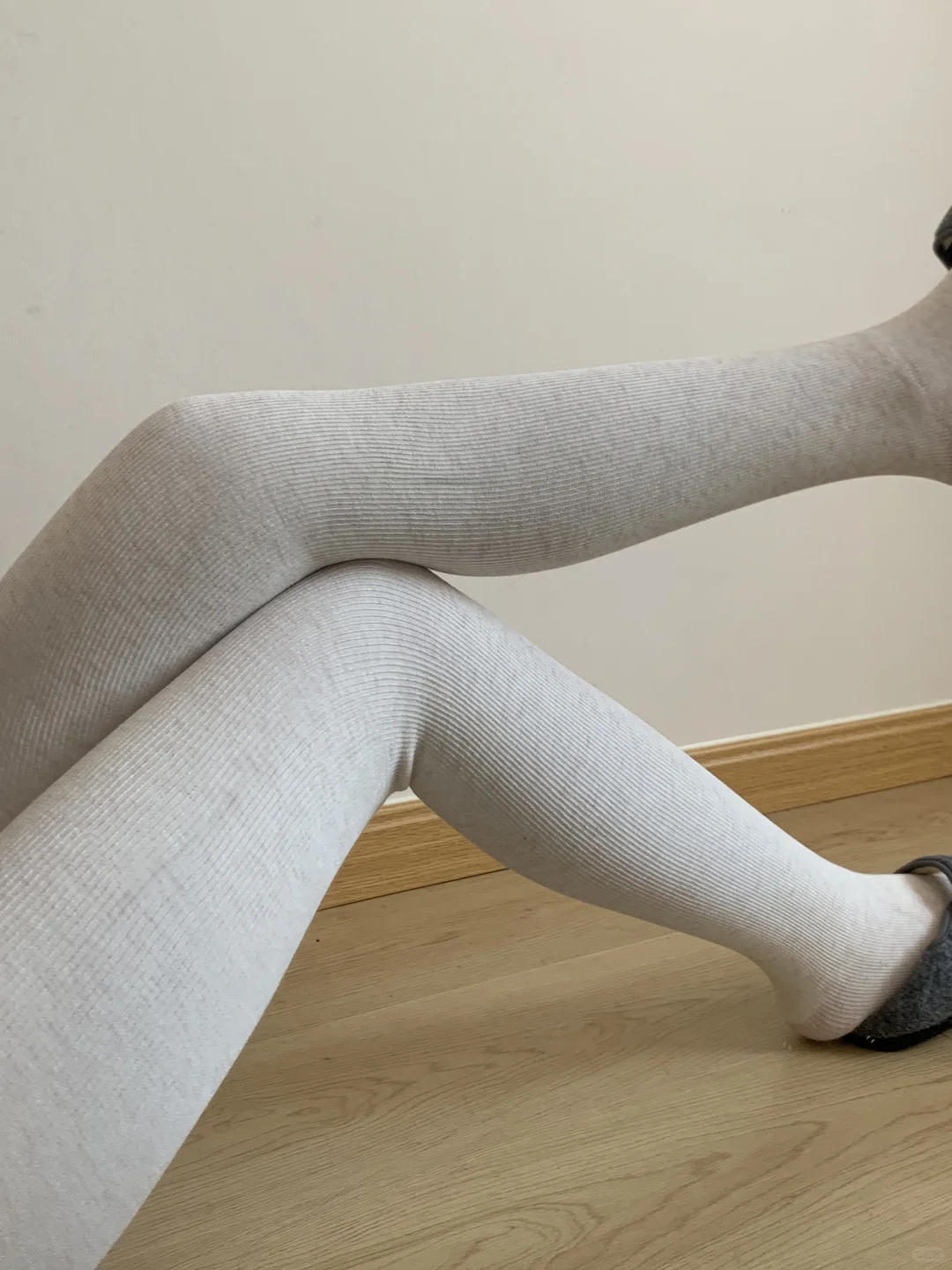 秋冬懒人穿搭公式：白色连体袜