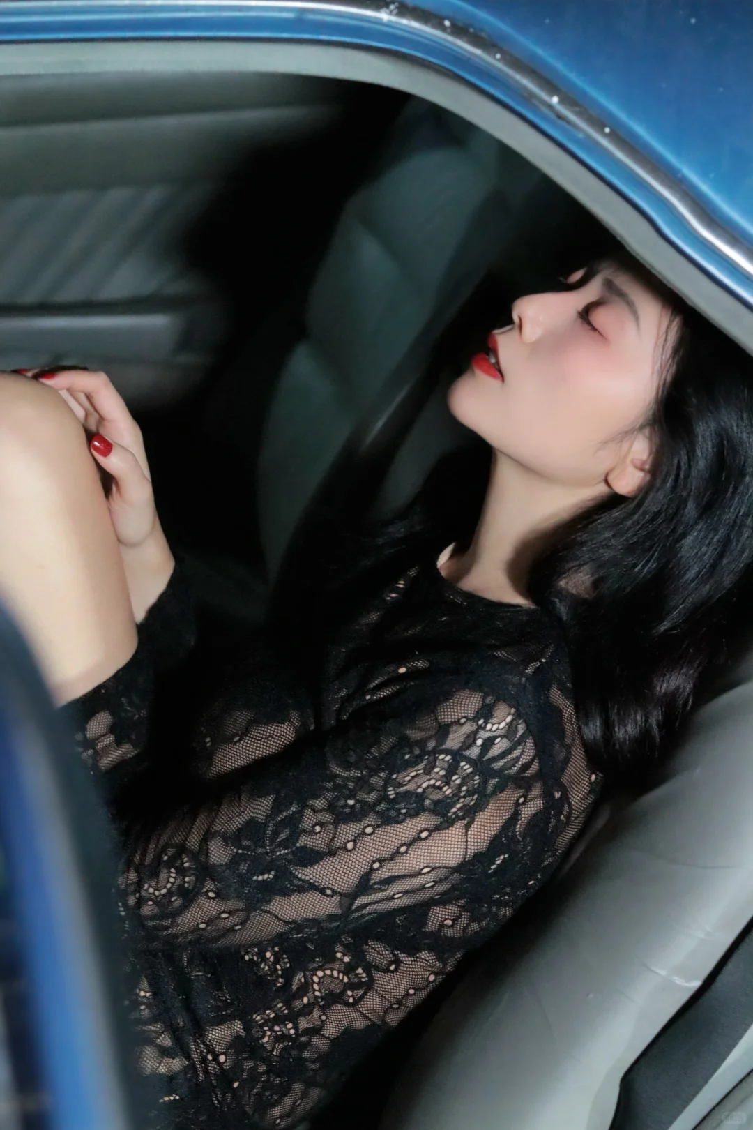 红唇➕蕾丝，这道题我会