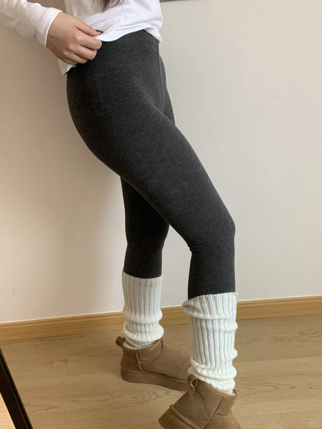 深灰色打底裤加羊绒堆堆袜，冬天就这样穿