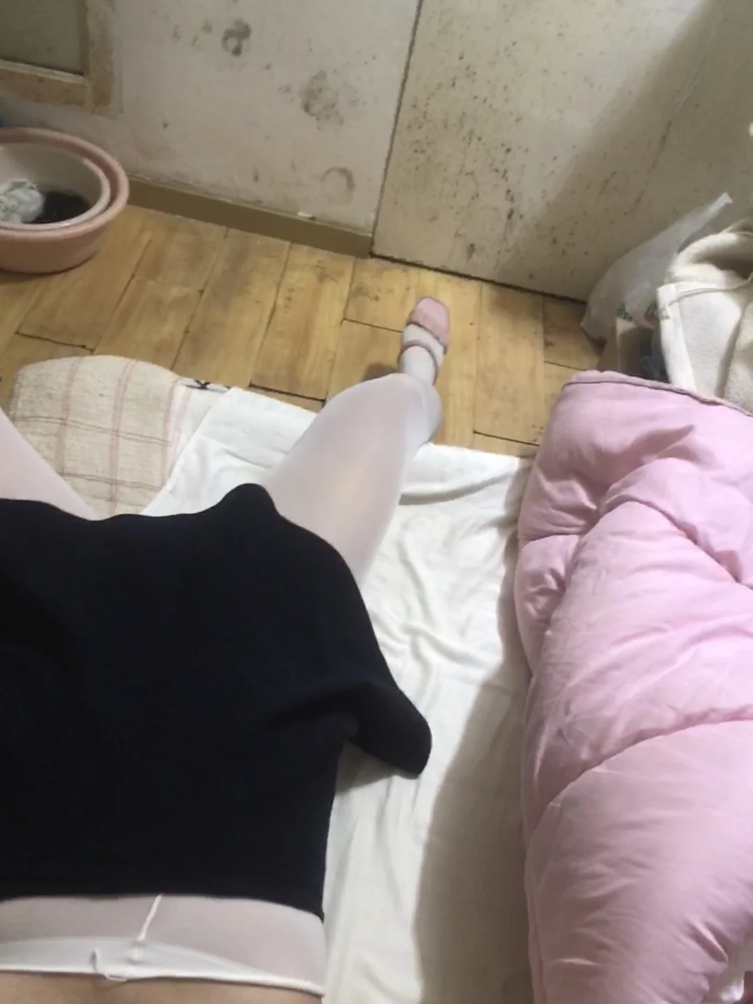 快夸我大美腿，纯欲风穿搭，白色丝袜搭配。