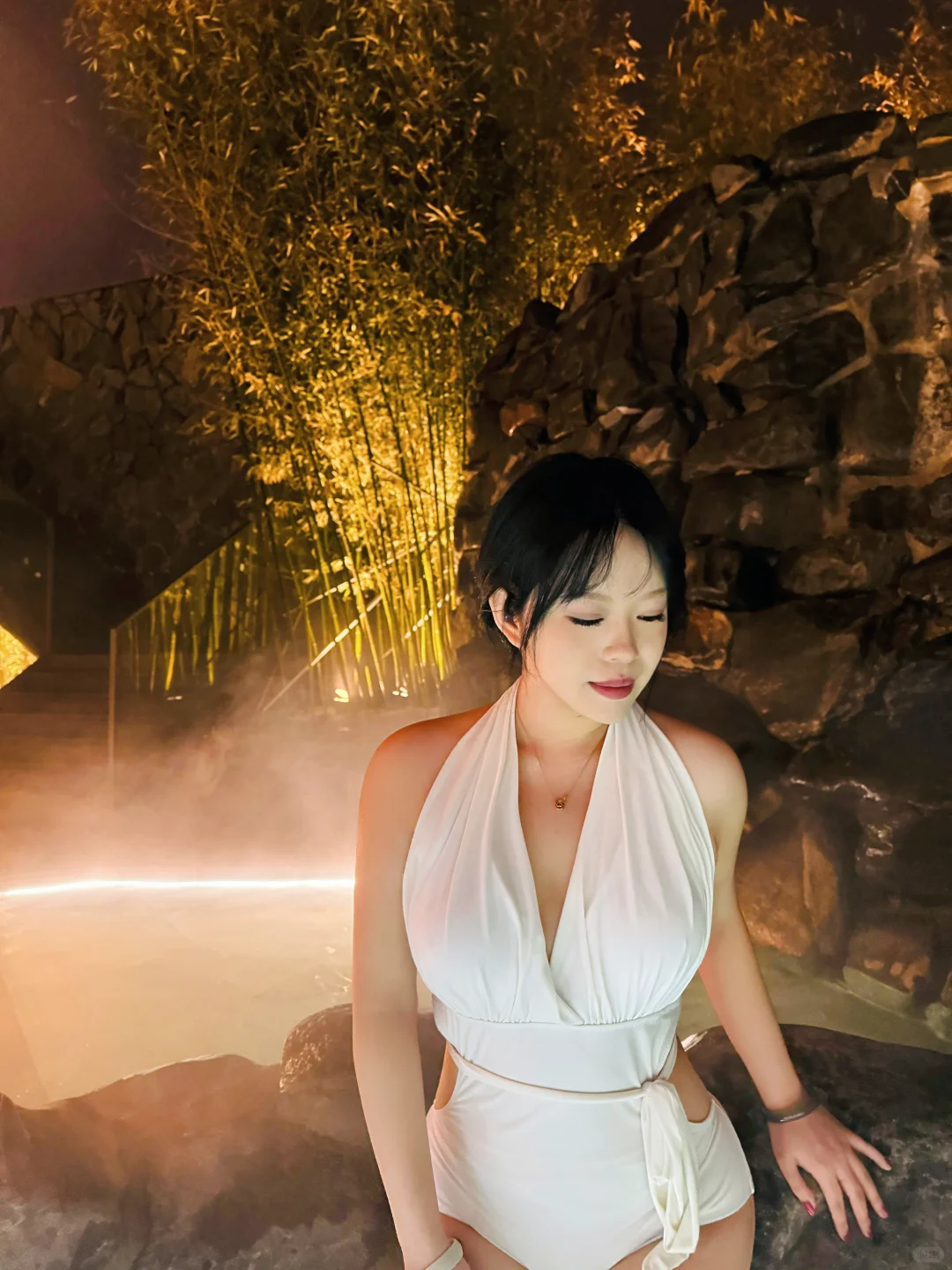 白色泳衣最适配温泉啦♨️