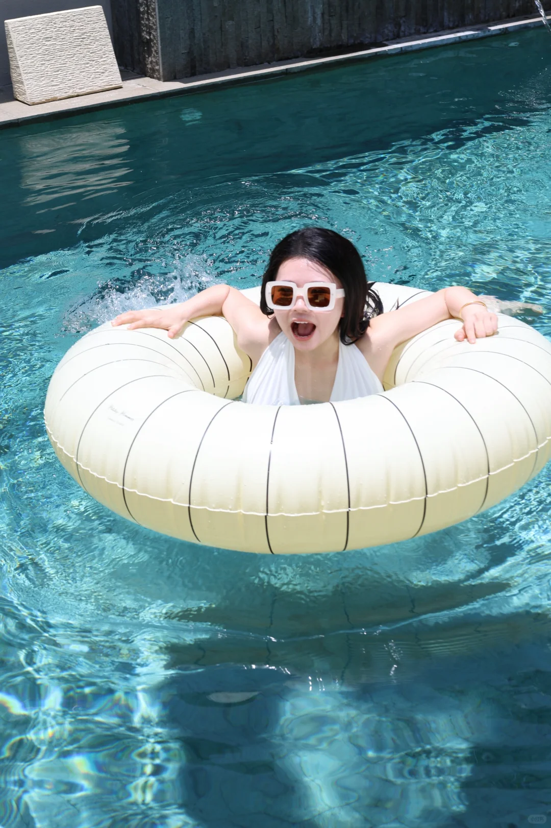 素颜游泳池拍照姿势get ✅