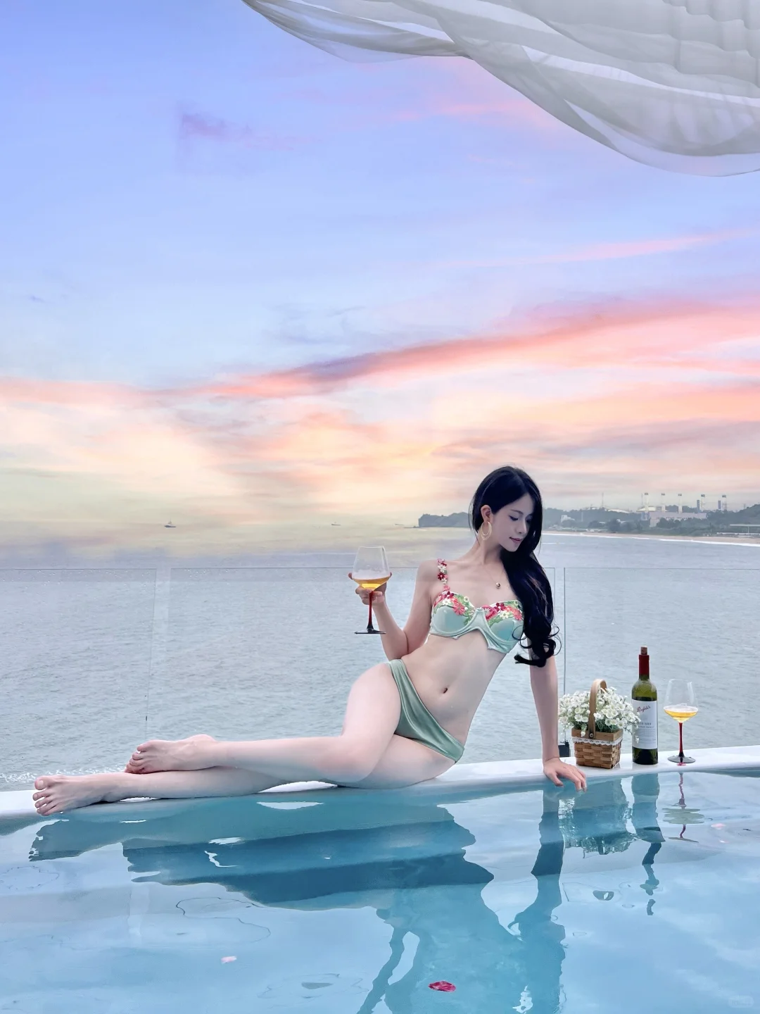 来场浪漫微醺🥂&泳池拍照姿势