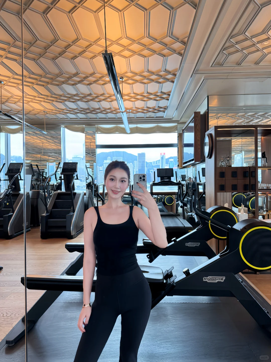 对着维港挥汗如雨，这才是该有的生活💦