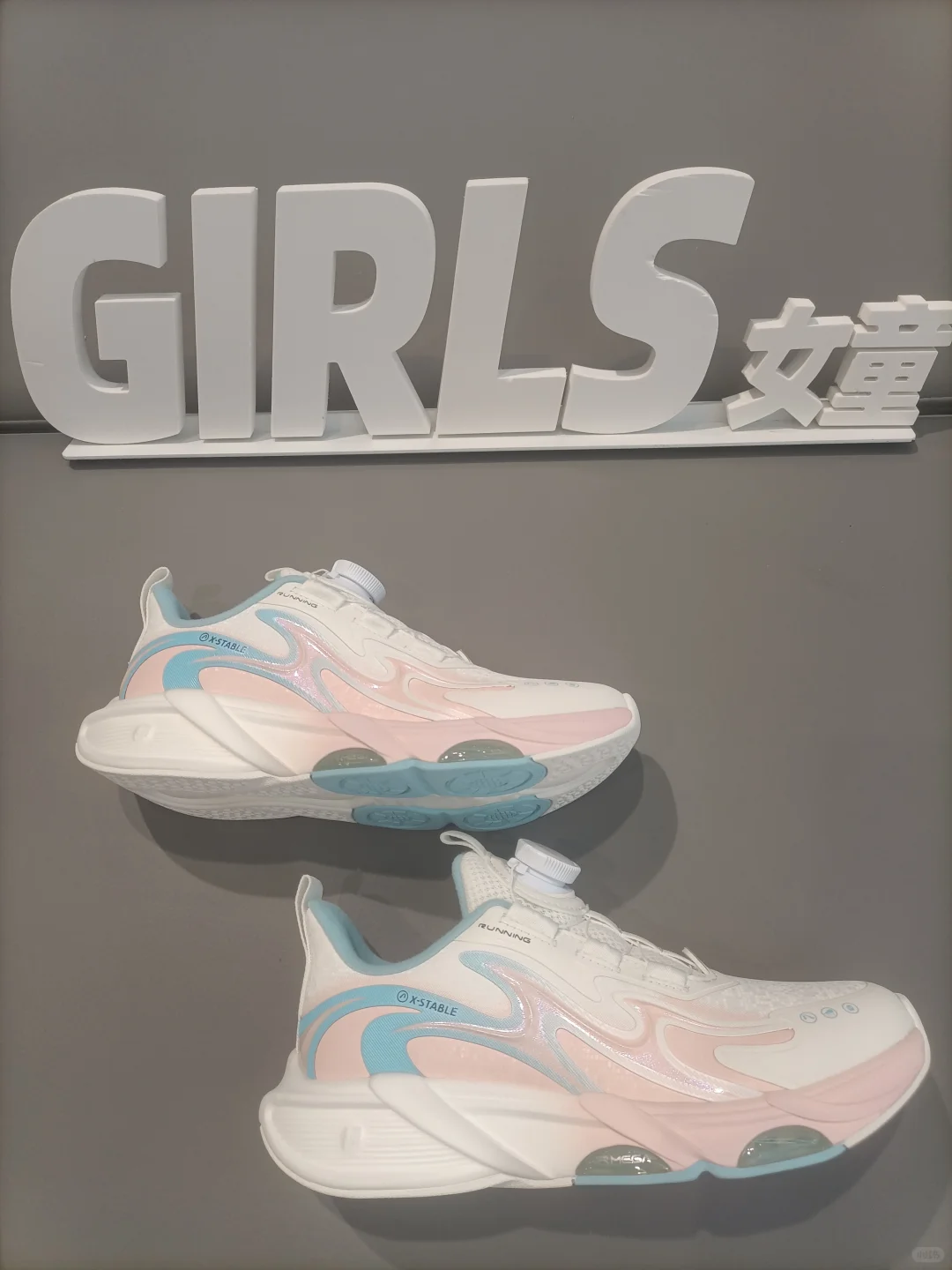 特步少年女宝新款｜旋转扣运动鞋，萌娃必备