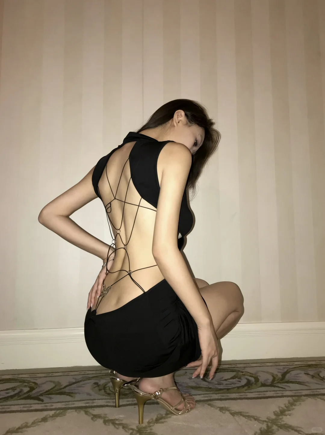 你穿露背裙的样子很美