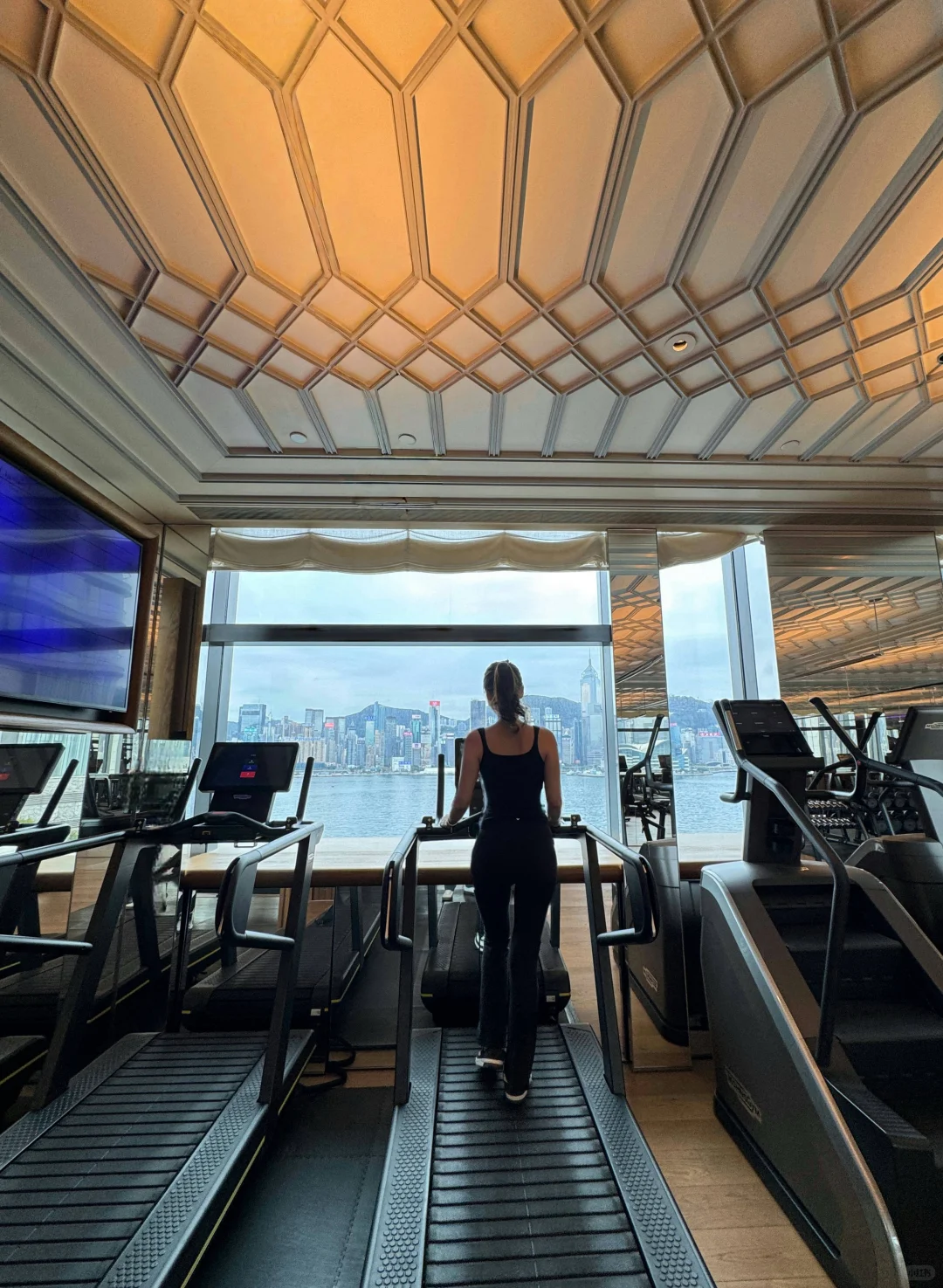 对着维港挥汗如雨，这才是该有的生活💦