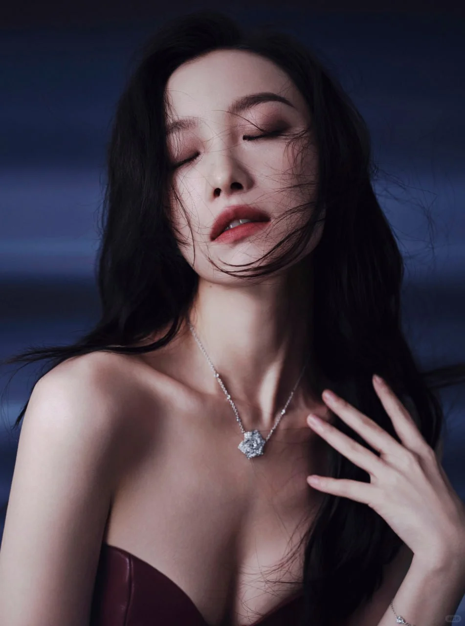 #倪妮 一身红色抹胸皮裙惊艳动人