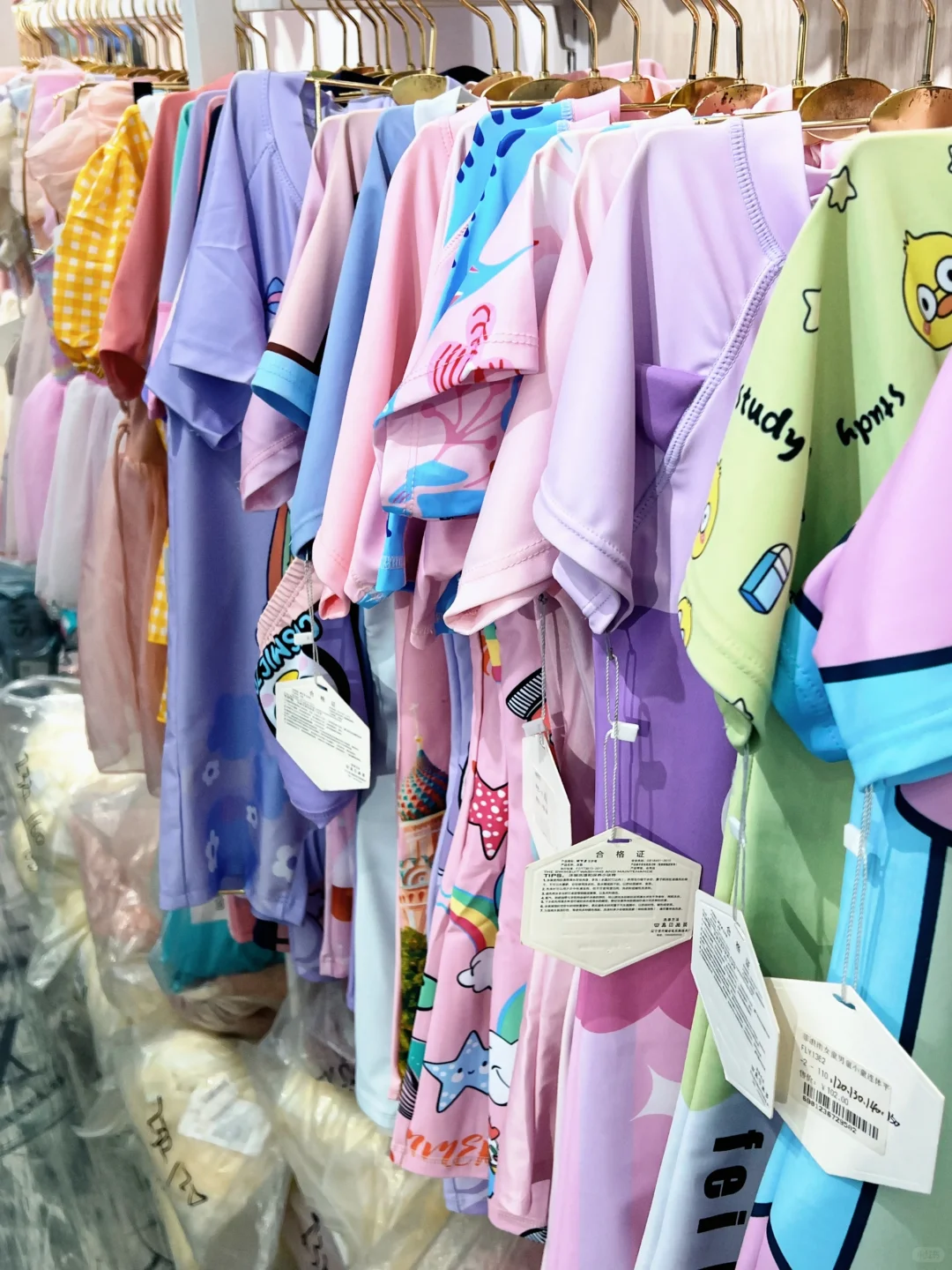 泳衣选到眼花！这家店把大人小孩的款全承包