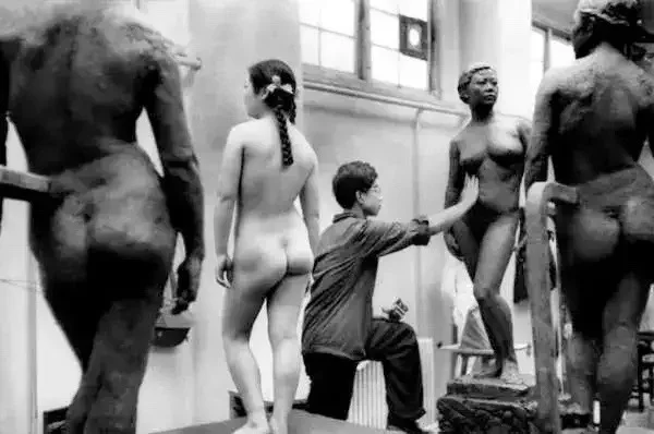 1957年，央美唯一还在使用裸体模特的课堂