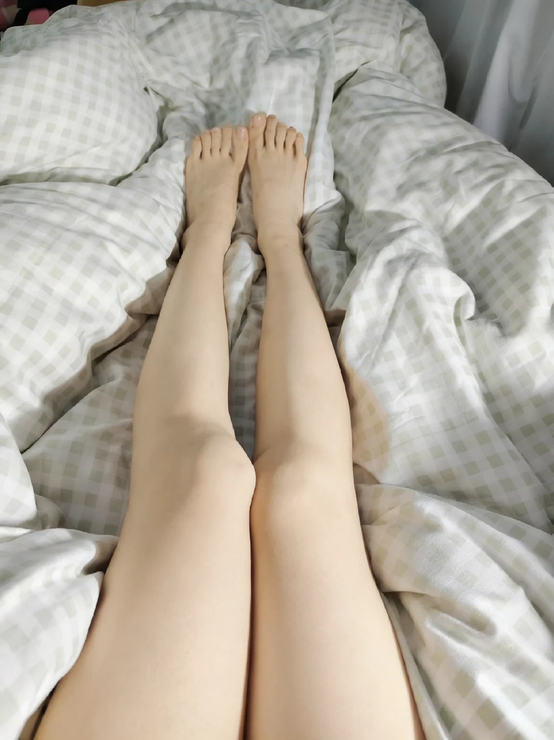 低头看自己的腿（开的灯光不一样）