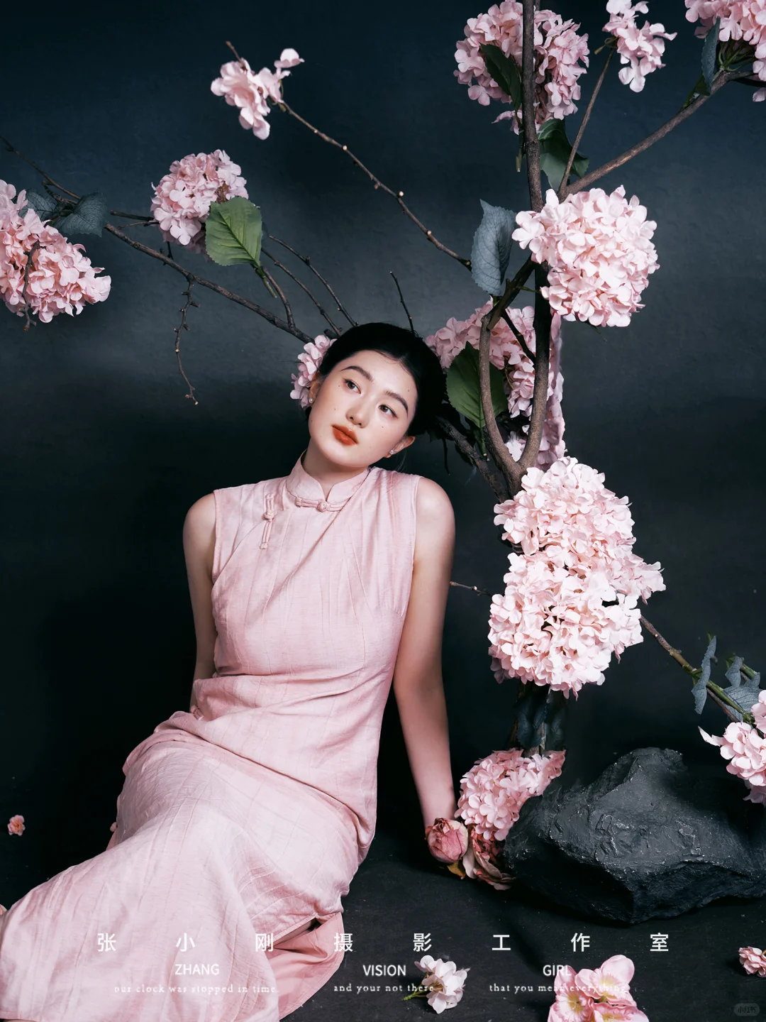 粉色旗袍少女🌸比花还娇艳