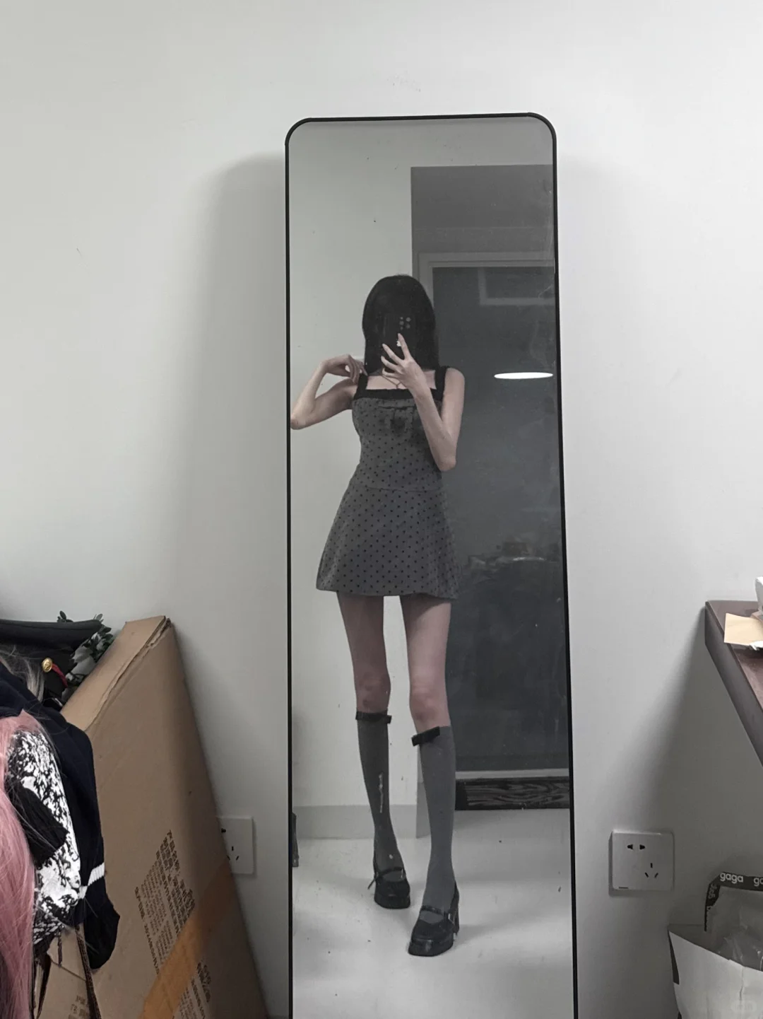 好纠结搭大腿袜还是小腿袜…