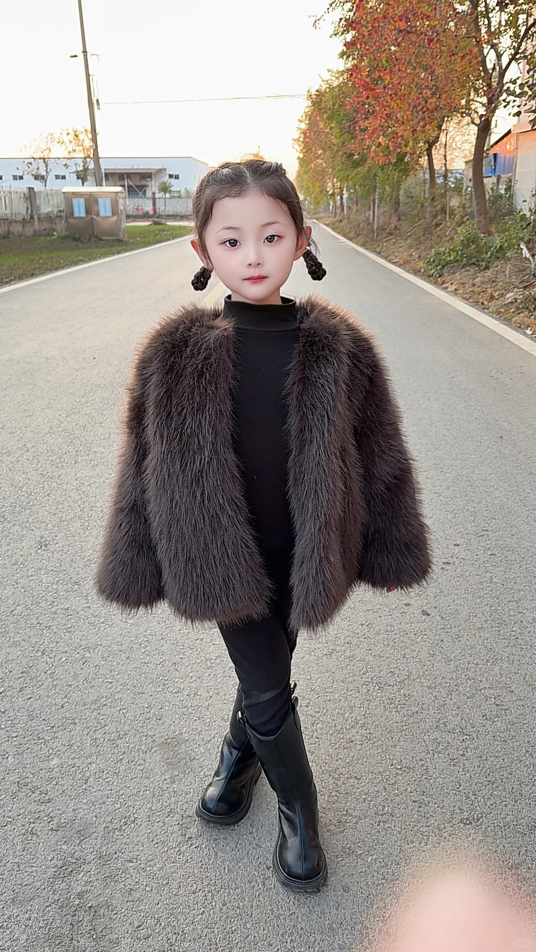 被她这套造型惊艳了！好时髦！