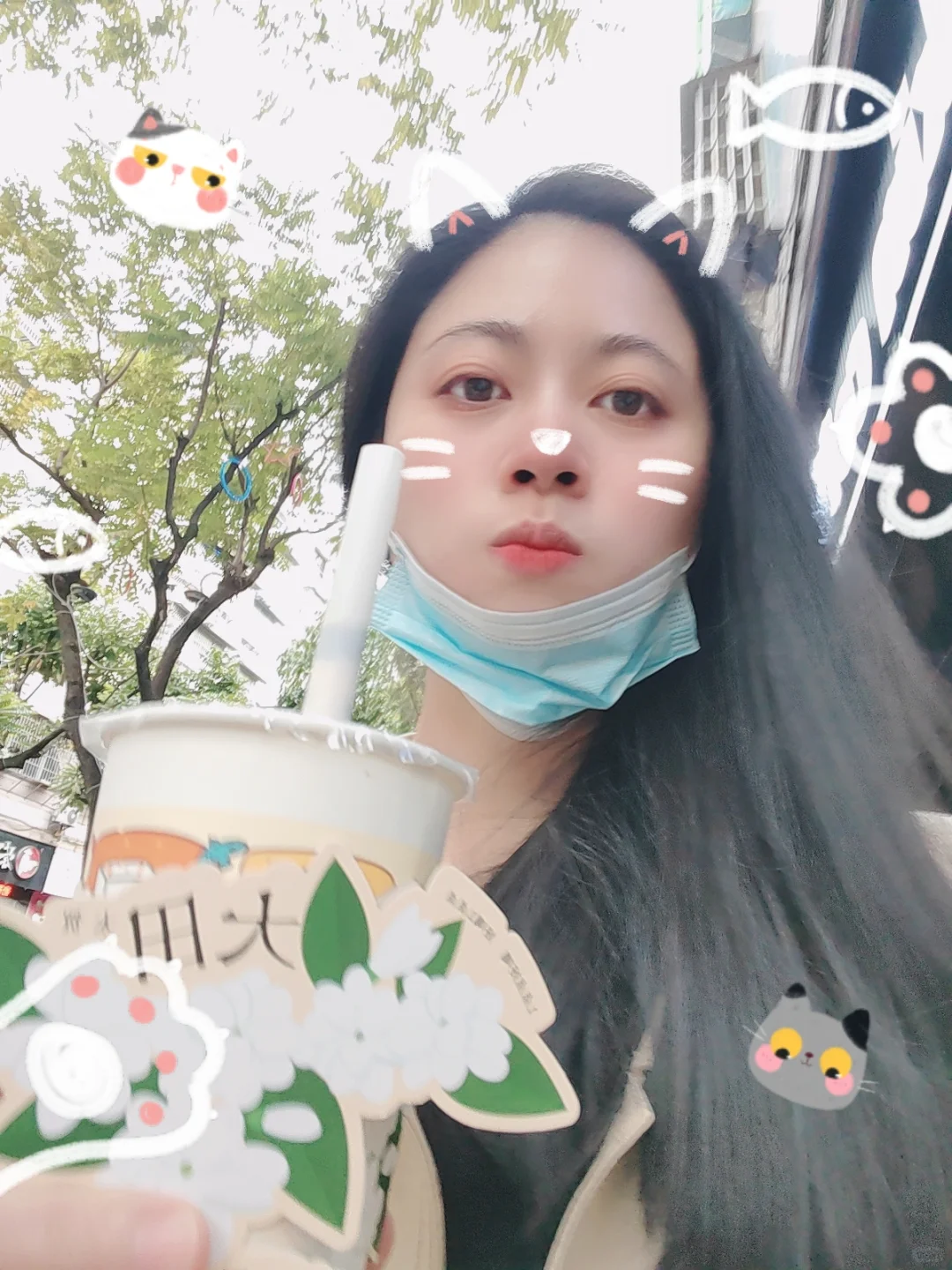 一个人逛逛，臭美的我，女人堆里混出来的。