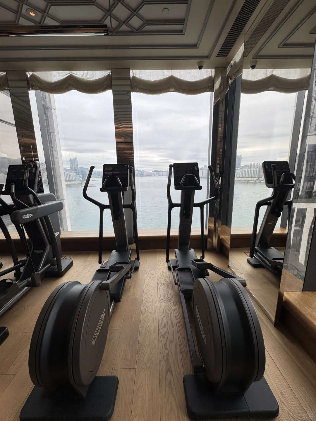 对着维港挥汗如雨，这才是该有的生活💦