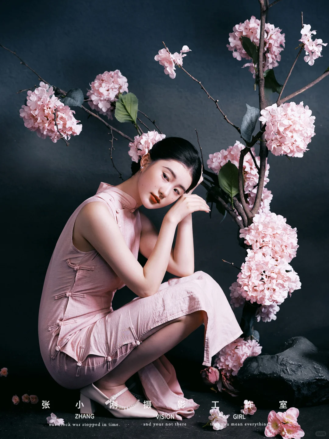 粉色旗袍少女🌸比花还娇艳