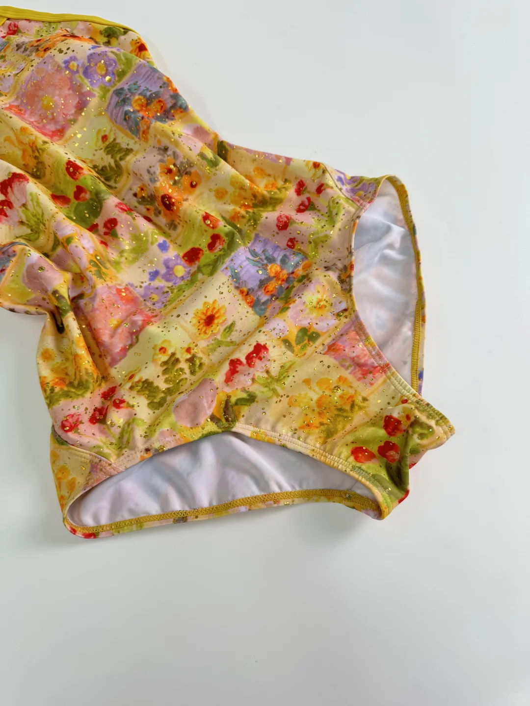 这么好看的泳衣我先穿了！真的好显身材～