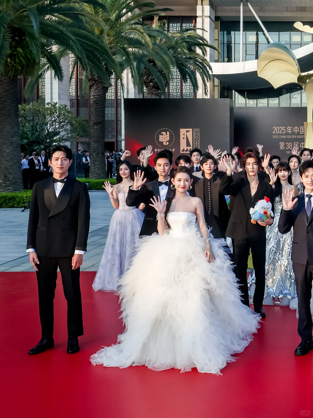 右滑查看青年演员们的红毯风采吧🎊