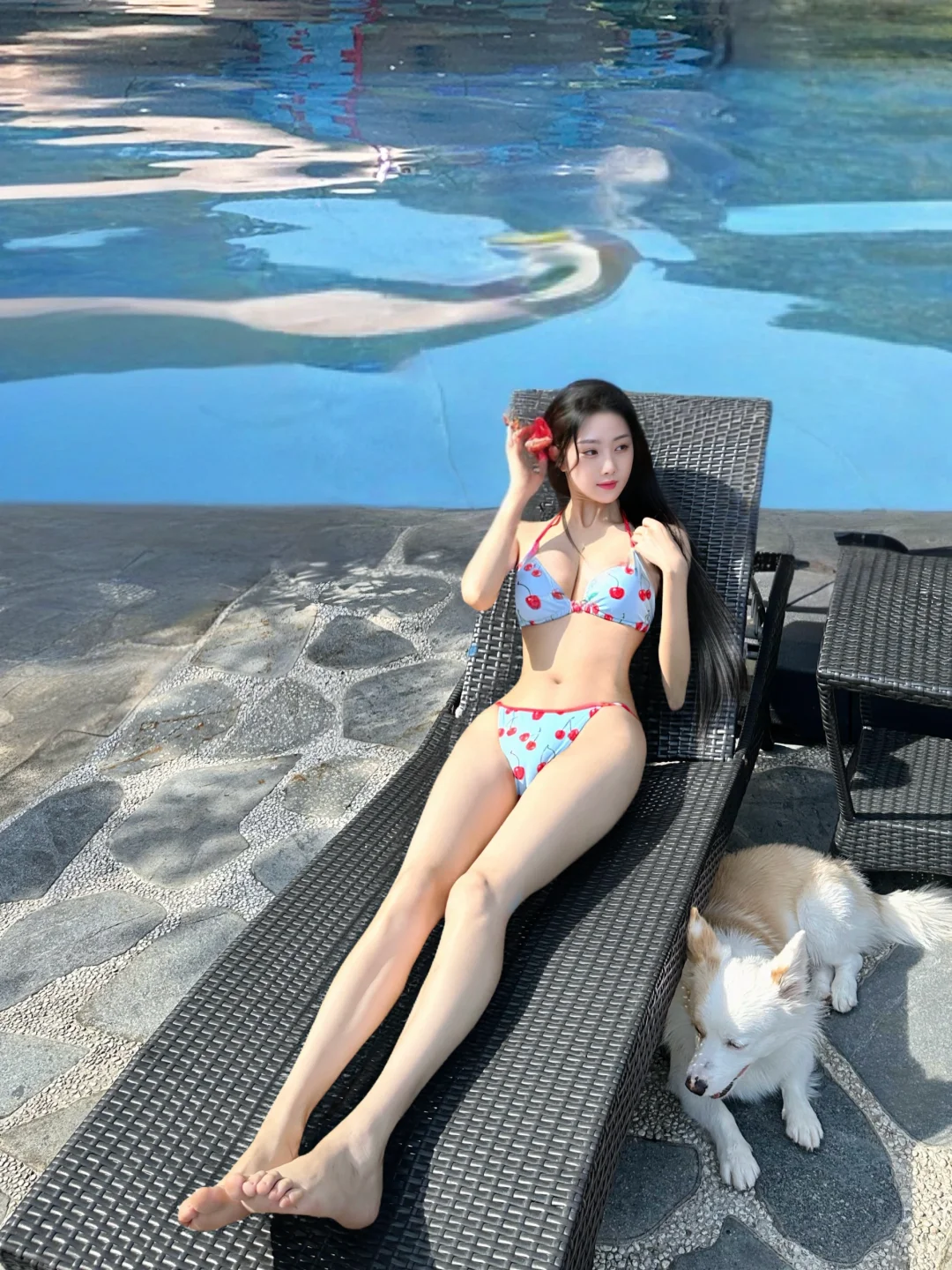 一整个美在泳池边儿🔥