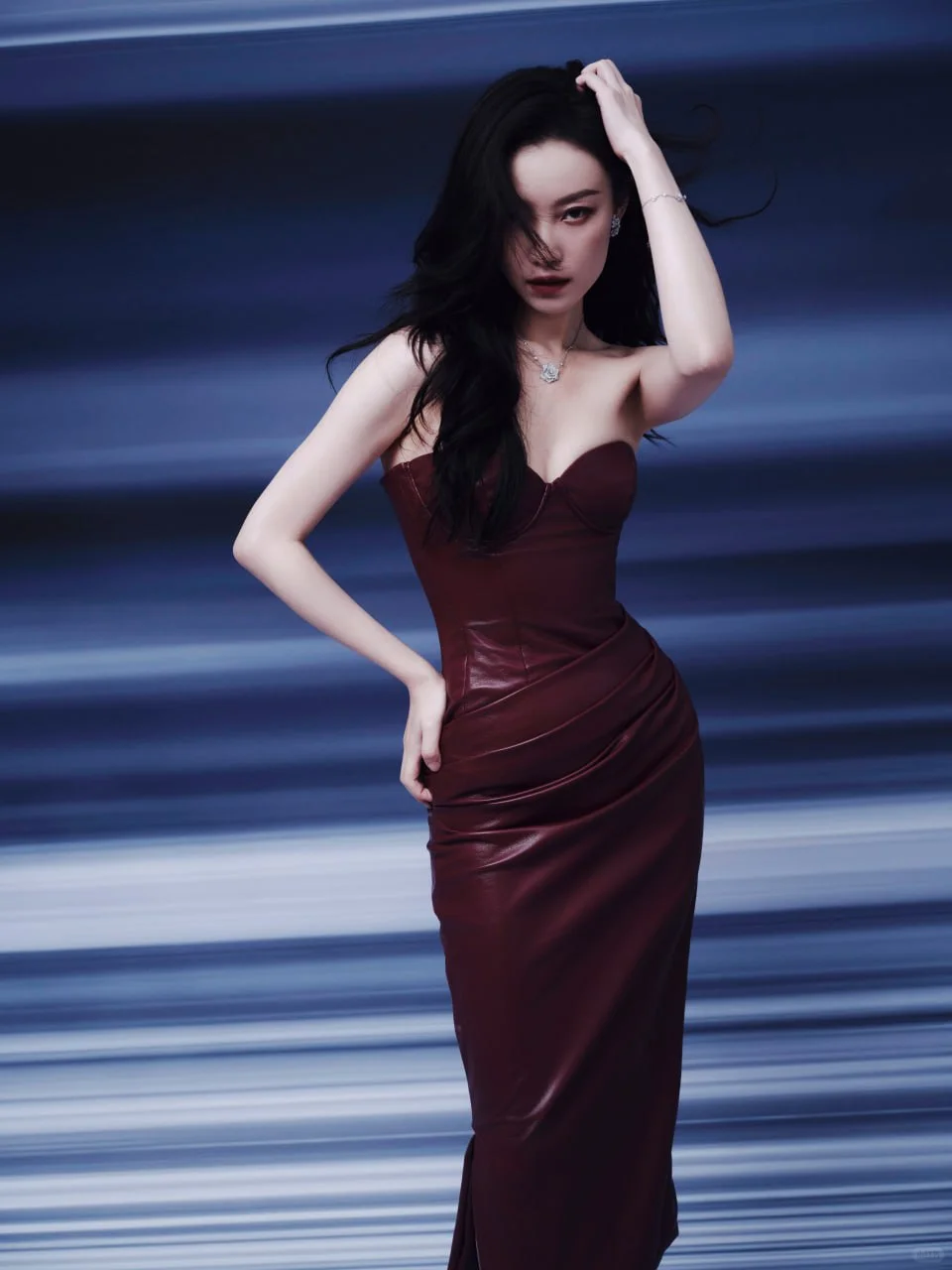 #倪妮 一身红色抹胸皮裙惊艳动人