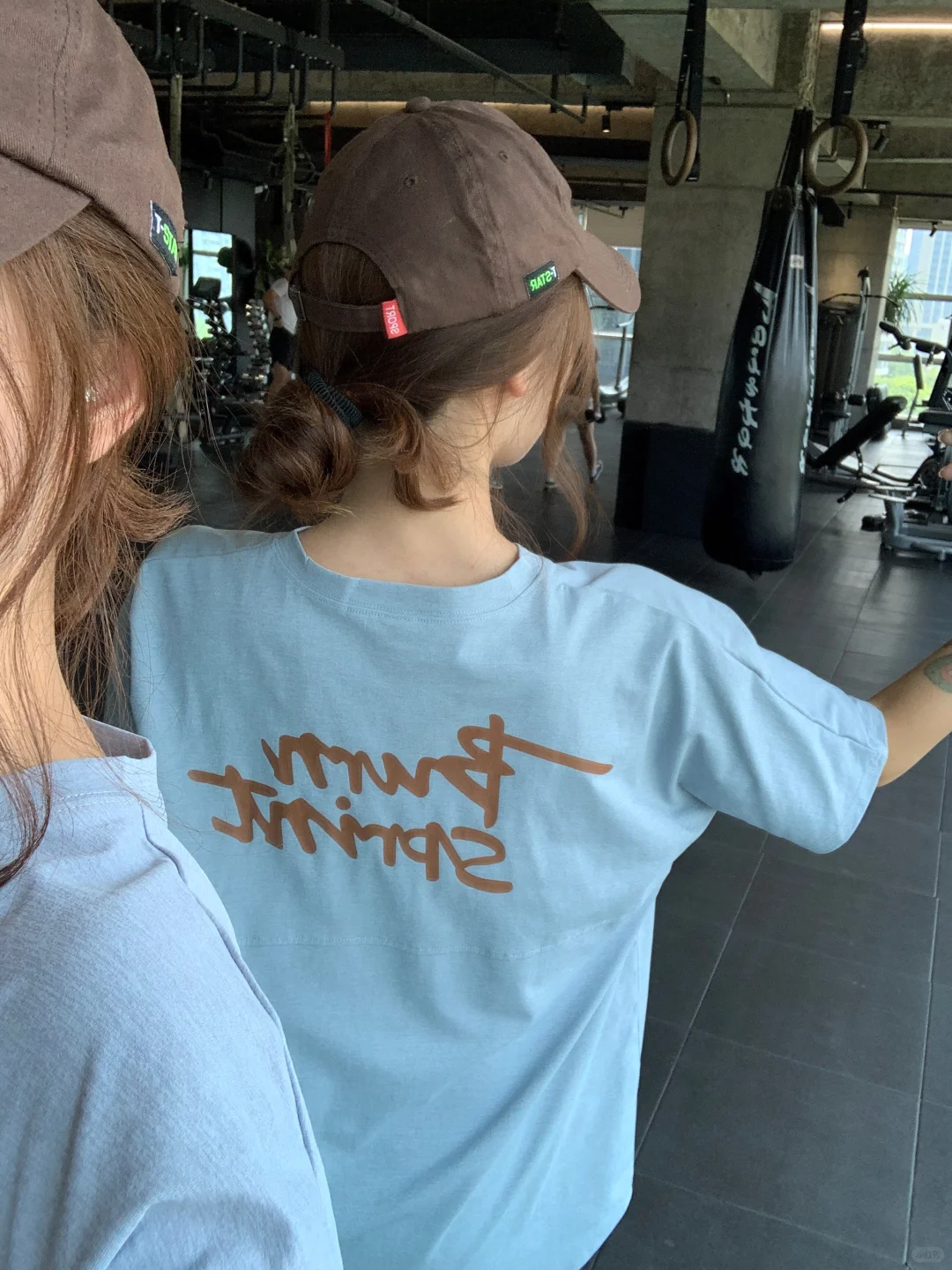 来看美女（和她的汗珠）💦