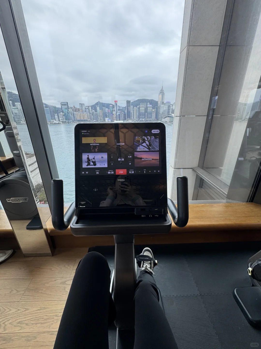 对着维港挥汗如雨，这才是该有的生活💦