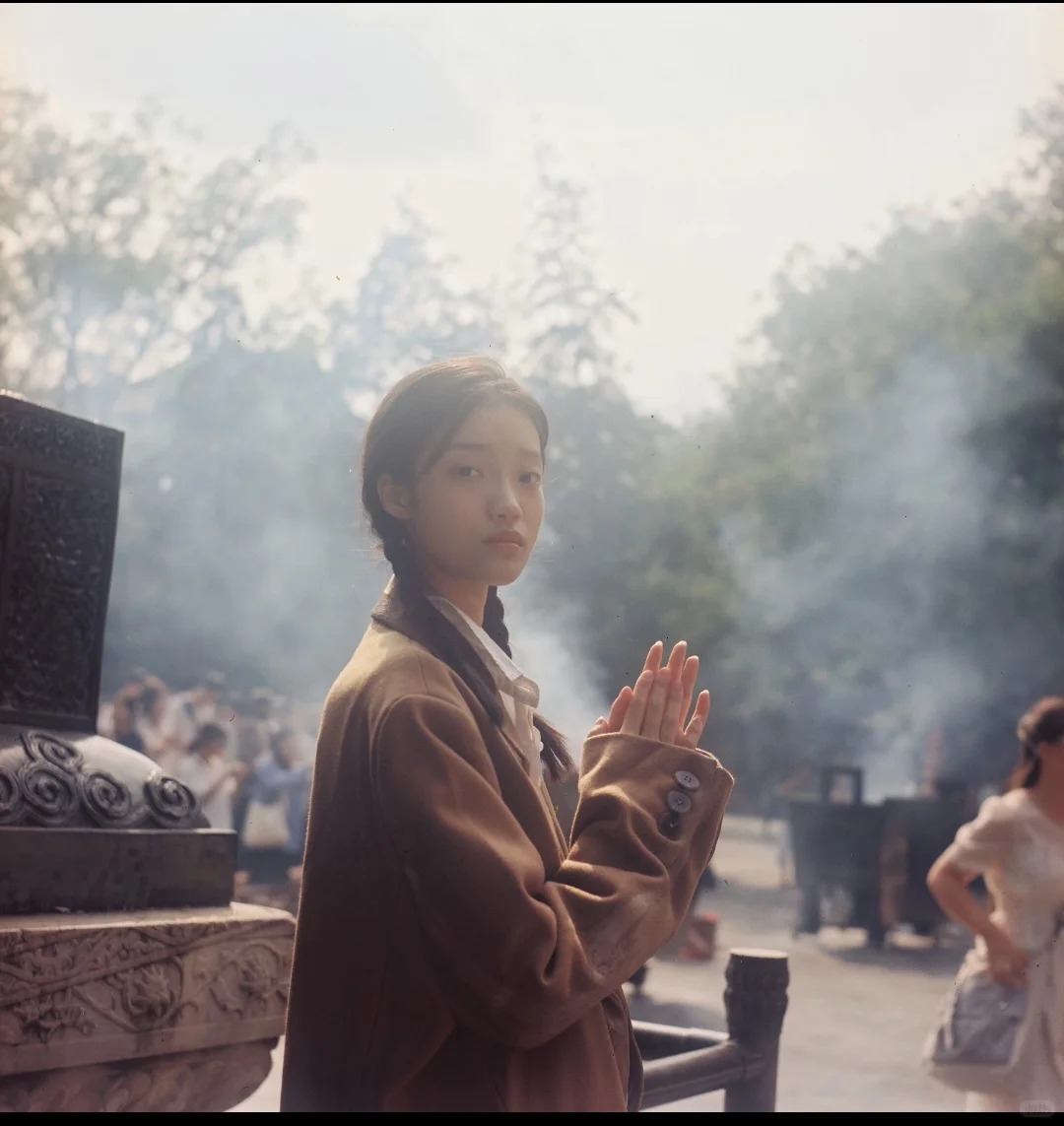 苏州蹲互勉模特，风格如图