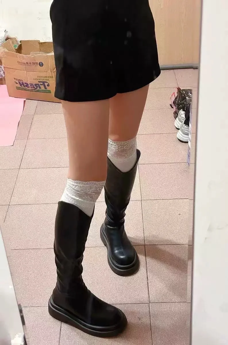 新买的长筒袜和长筒靴搭配一下