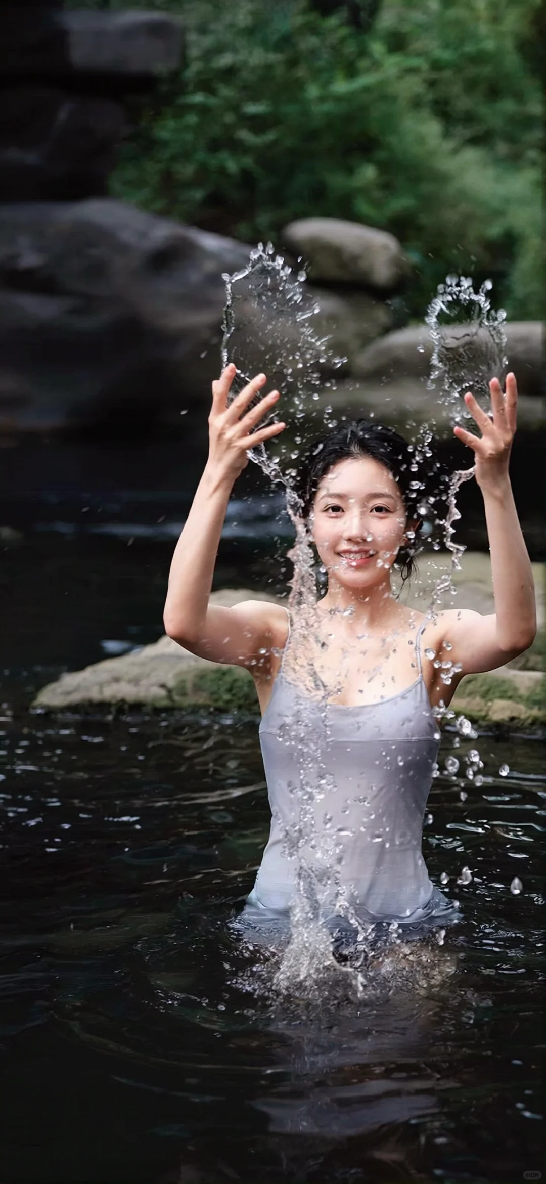 穿泳衣在山涧玩水也太美了吧