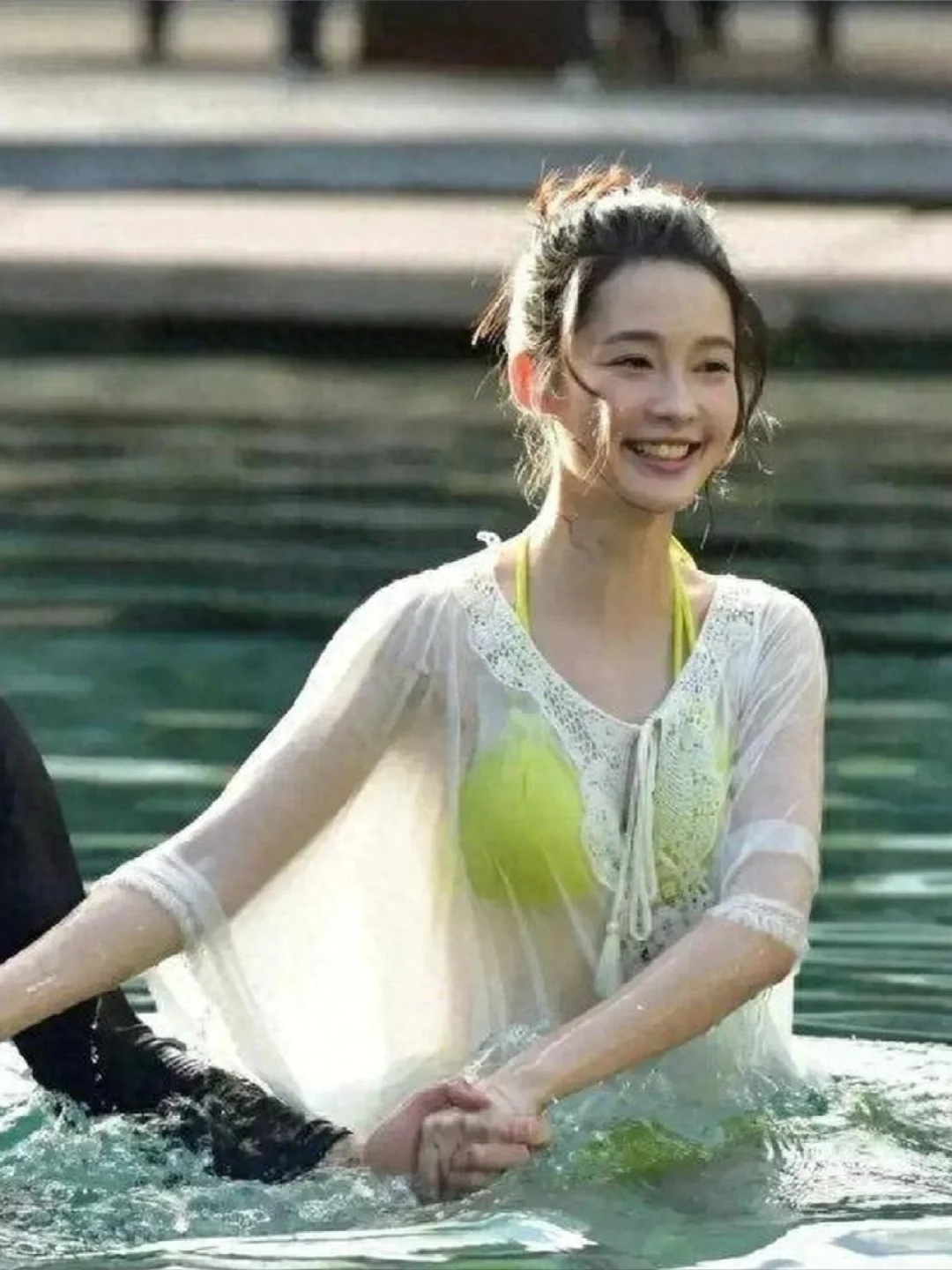 李沁有多迷人，看到她泳装后，惊艳了