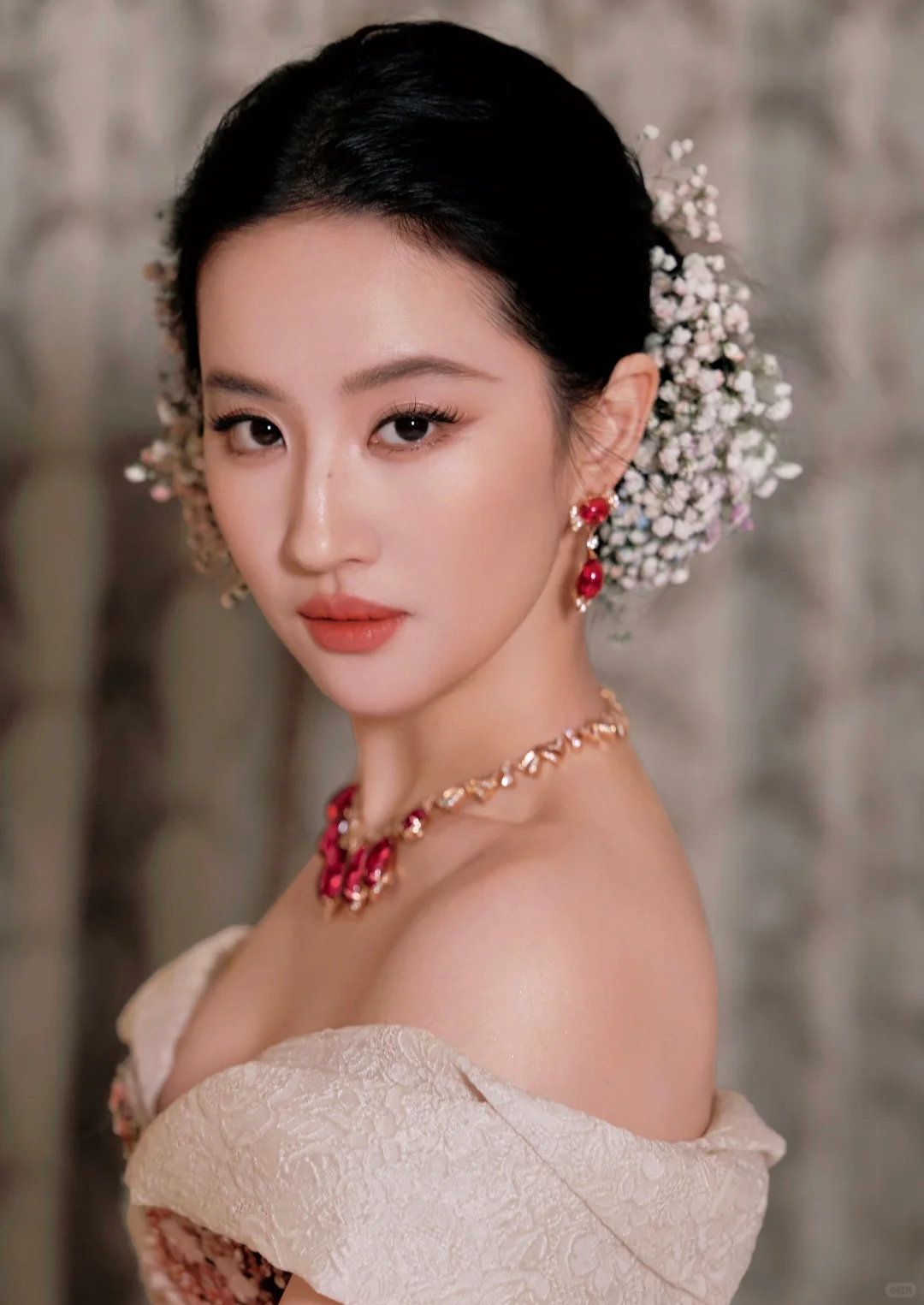 这是城堡出来的花仙子吧！谁还能看见珠宝？