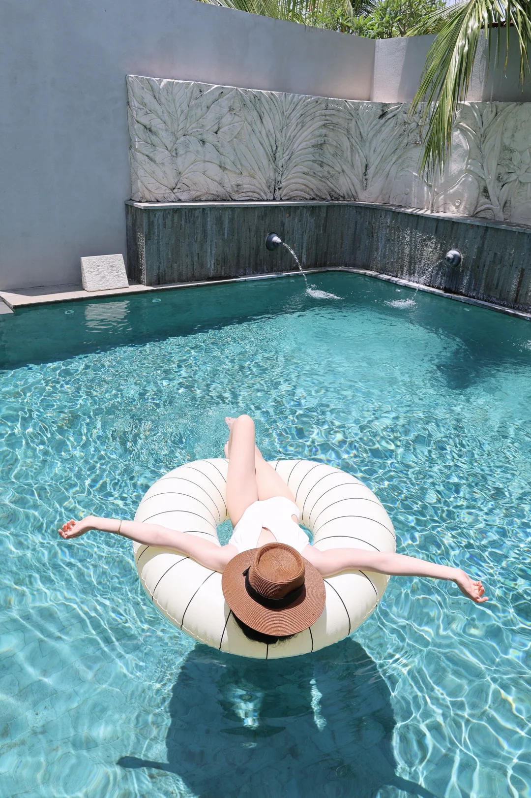 素颜游泳池拍照姿势get ✅