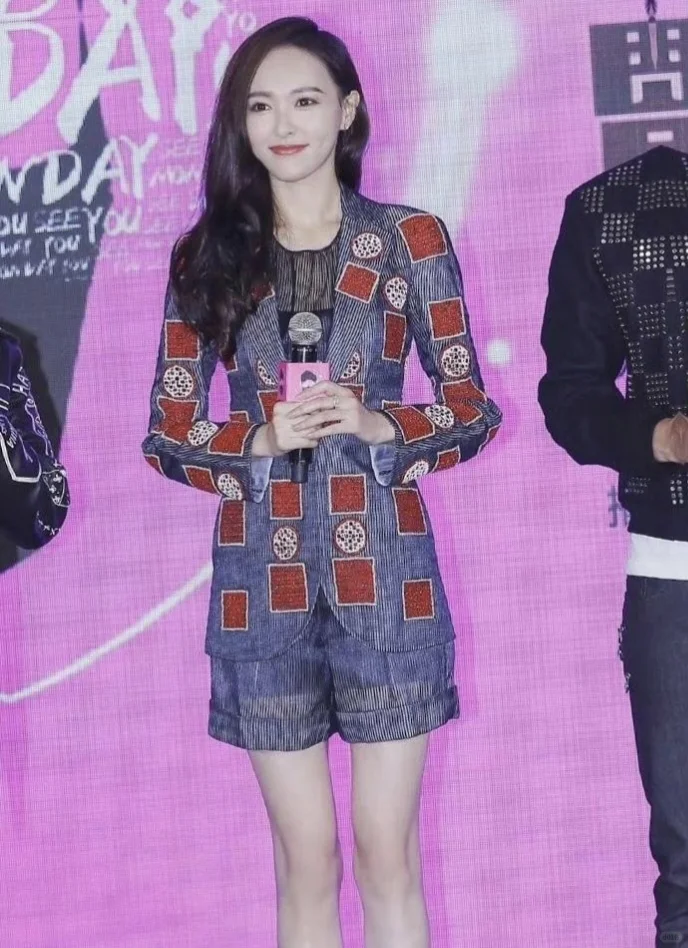 唐嫣的美腿白皙修长，令人眼前一亮