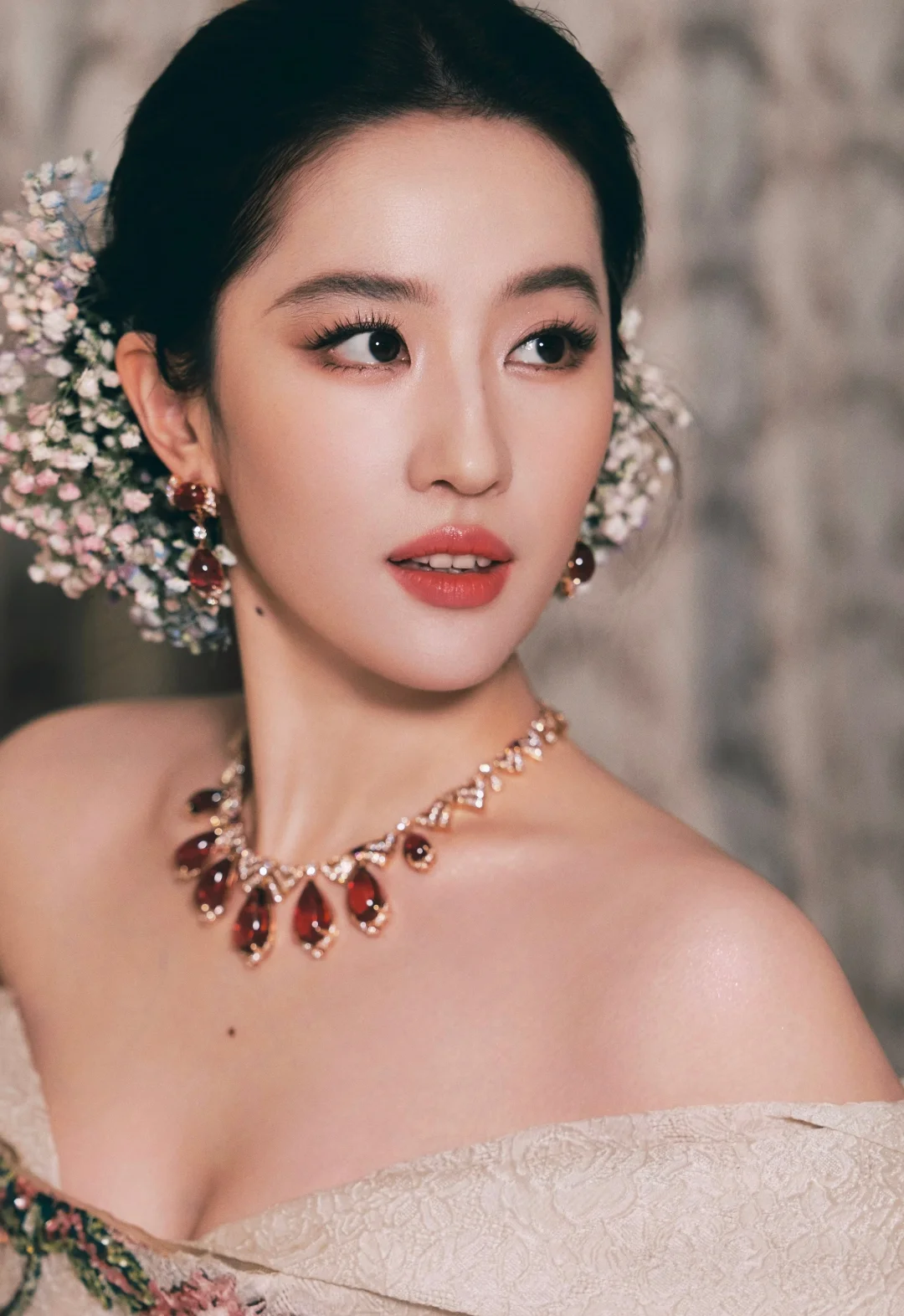 这是城堡出来的花仙子吧！谁还能看见珠宝？