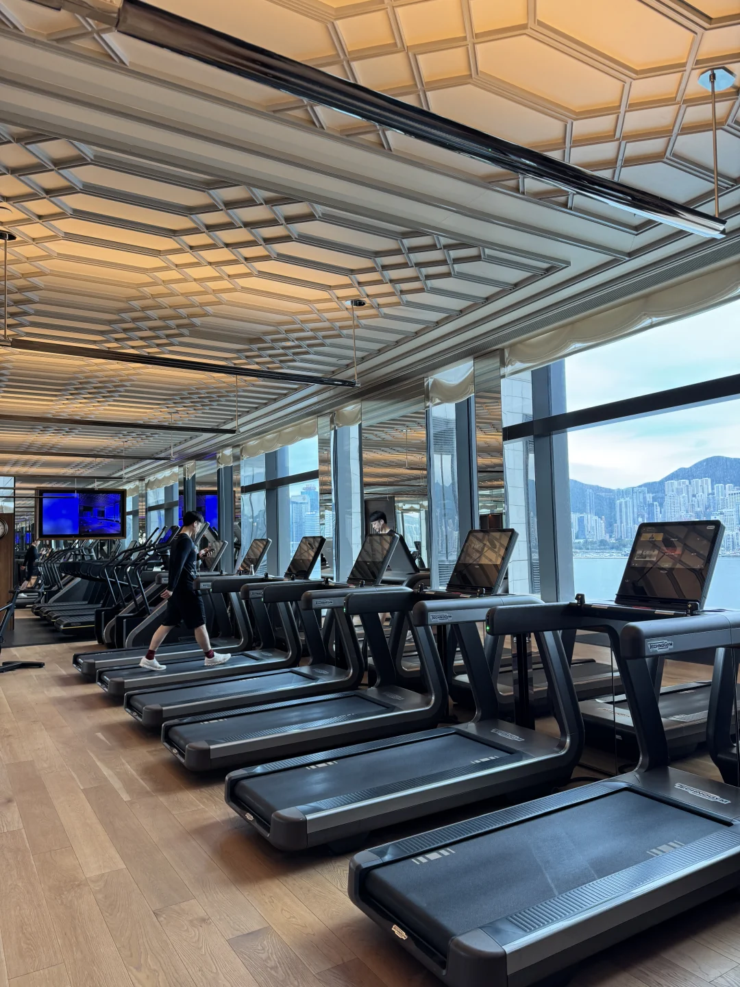 对着维港挥汗如雨，这才是该有的生活💦